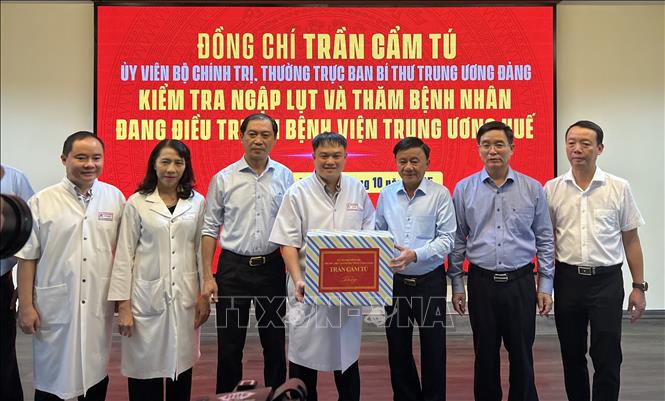 Thường trực Ban Bí thư thăm, tặng quà người dân bị ảnh hưởng do mưa lũ tại Huế- Ảnh 3. Thường trực Ban Bí thư thăm, tặng quà người dân bị ảnh hưởng do mưa lũ tại Huế- Ảnh 3.