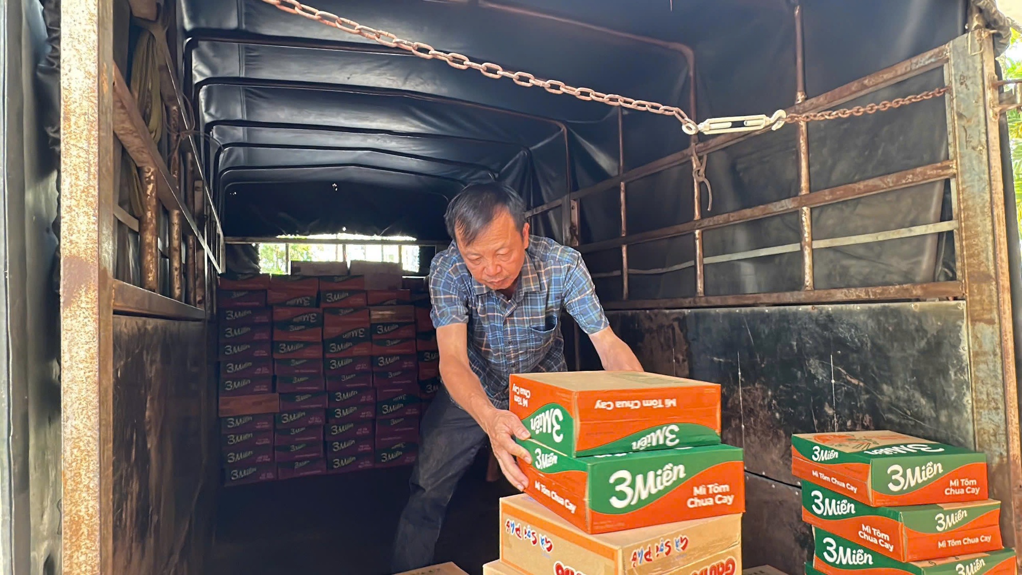 Quảng Ngãi: 'Chuyến xe nghĩa tình' tiếp tế cho người dân vùng cô lập- Ảnh 2. Quảng Ngãi: 'Chuyến xe nghĩa tình' tiếp tế cho người dân vùng cô lập- Ảnh 2.