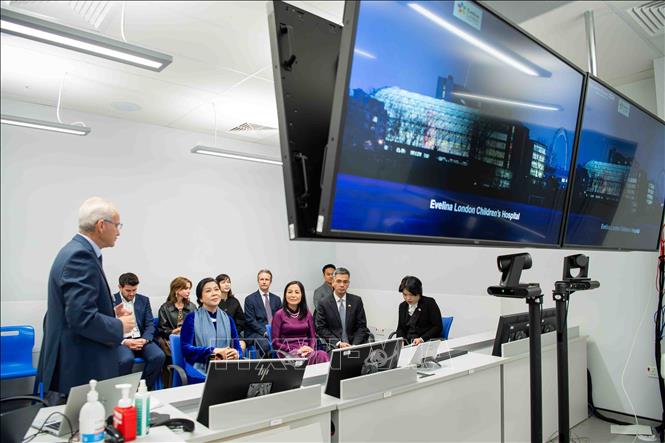 Phu nhân Ngô Phương Ly thăm Bệnh viện Nhi Evelina London- Ảnh 3. Phu nhân Ngô Phương Ly thăm Bệnh viện Nhi Evelina London- Ảnh 3.