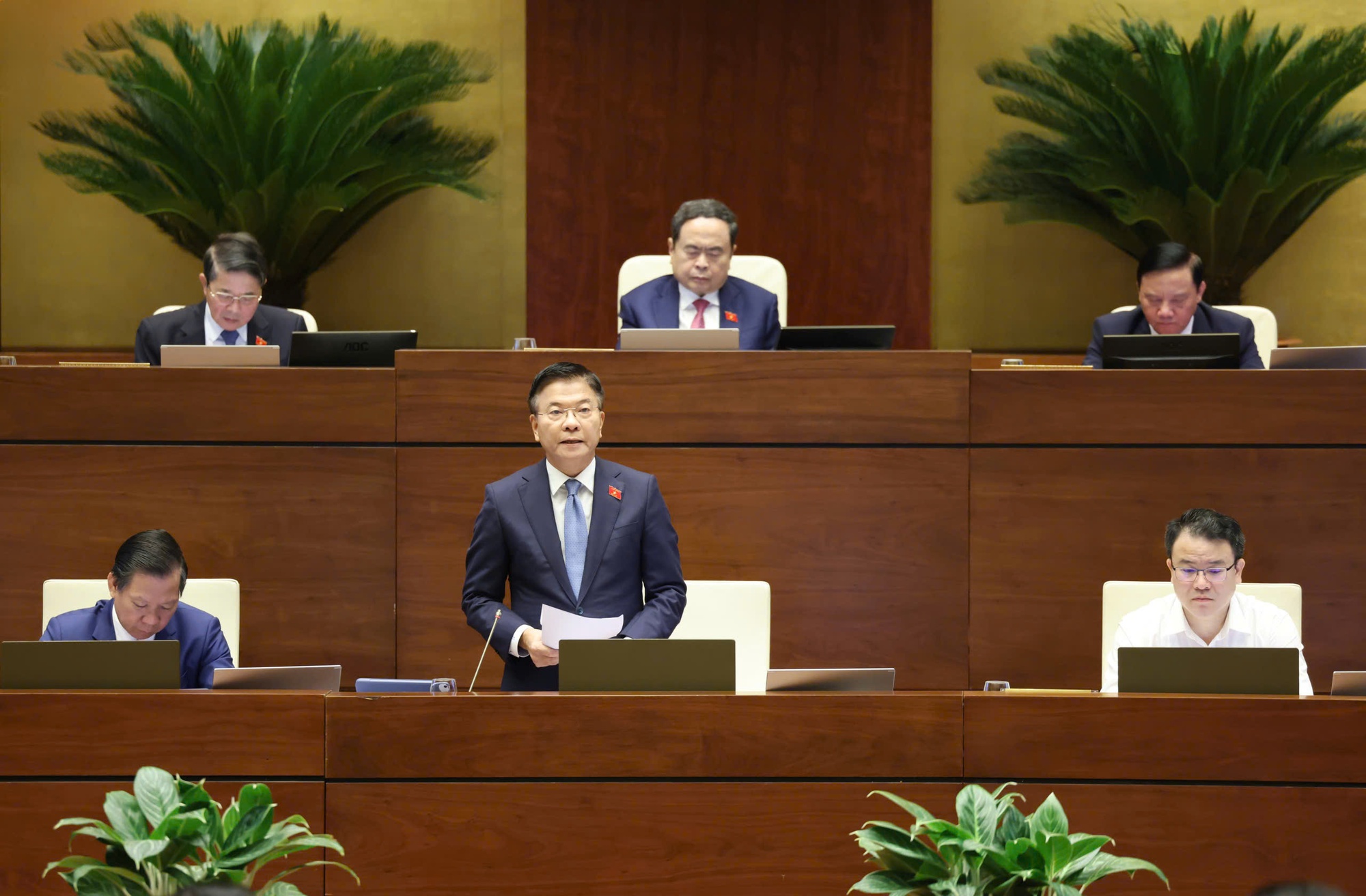 Phó Thủ tướng Lê Thành Long làm rõ một số vấn đề kinh tế - xã hội trước Quốc hội- Ảnh 2.