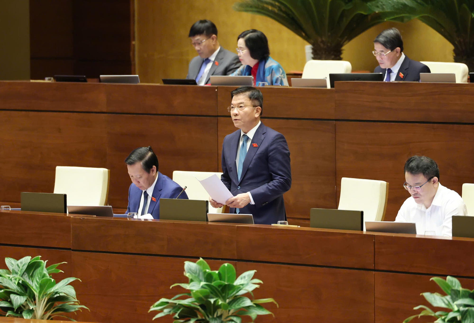 Phó Thủ tướng Lê Thành Long: Nợ công thấp hơn nhiều giới hạn quy định; chi đầu tư phát triển sẽ chiếm 40%- Ảnh 4. Phó Thủ tướng Lê Thành Long: Nợ công thấp hơn nhiều giới hạn quy định; chi đầu tư phát triển sẽ chiếm 40%- Ảnh 4.