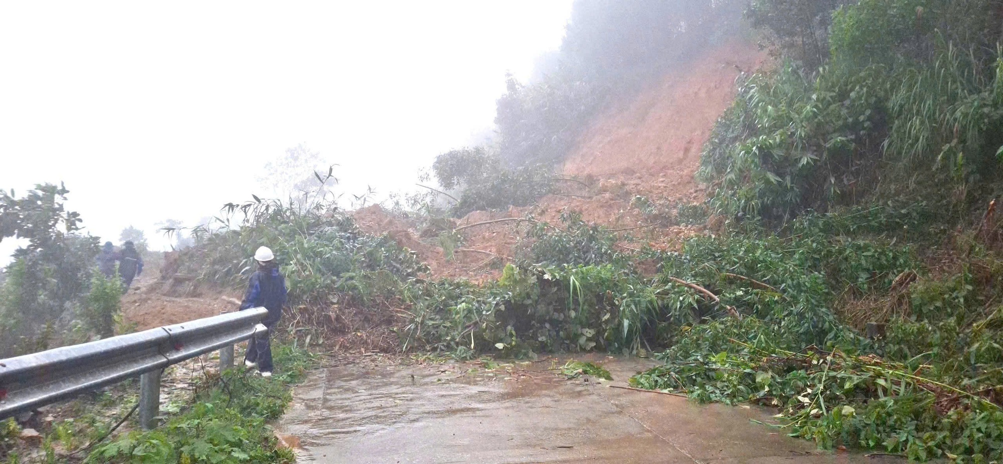 Quảng Ngãi: 'Chuyến xe nghĩa tình' tiếp tế cho người dân vùng cô lập- Ảnh 3. Quảng Ngãi: 'Chuyến xe nghĩa tình' tiếp tế cho người dân vùng cô lập- Ảnh 3.