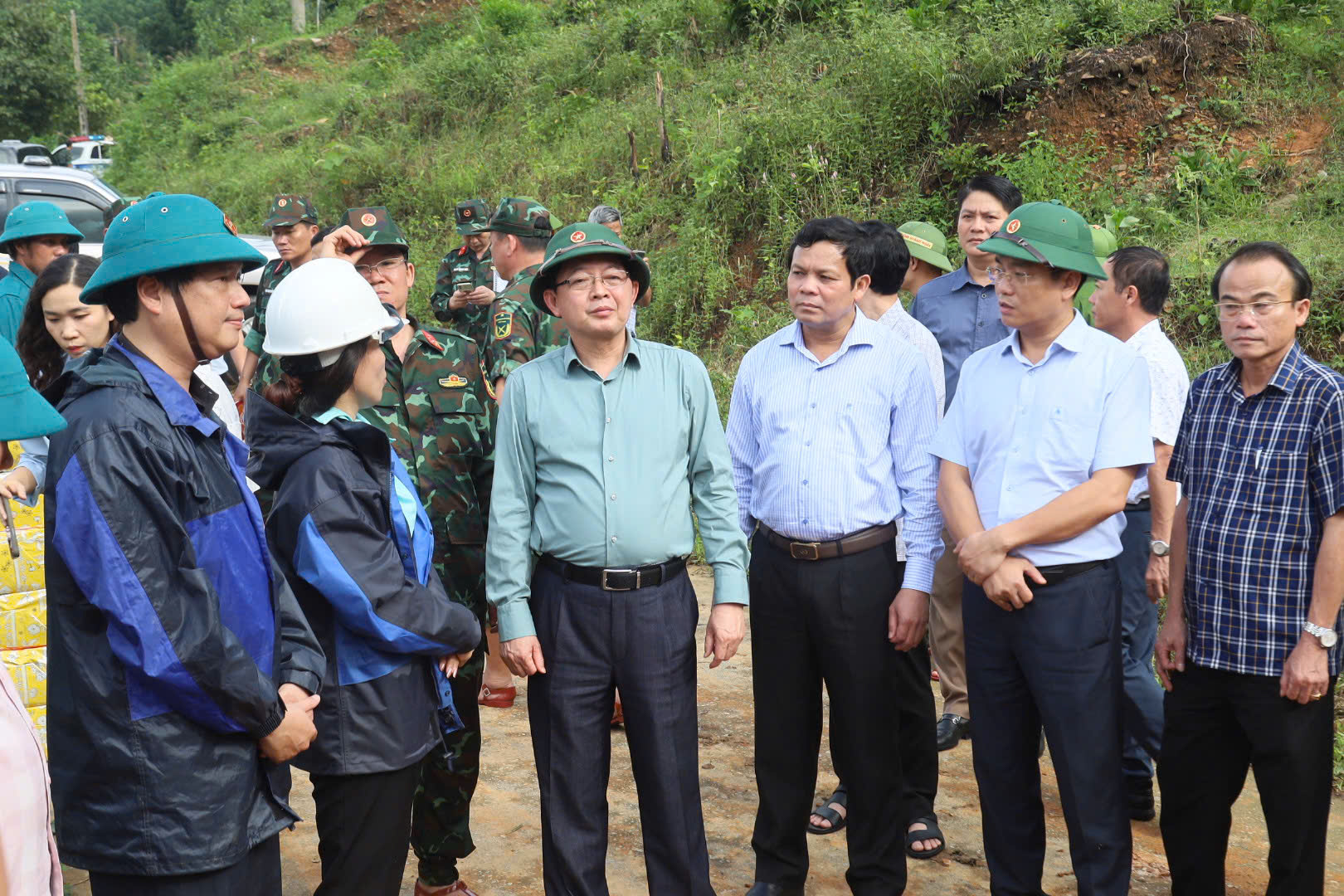 Phó Thủ tướng Hồ Quốc Dũng thăm hỏi, động viên người dân bị ảnh hưởng do sạt lở đất tại Quảng Ngãi- Ảnh 1. Phó Thủ tướng Hồ Quốc Dũng thăm hỏi, động viên người dân bị ảnh hưởng do sạt lở đất tại Quảng Ngãi- Ảnh 1.