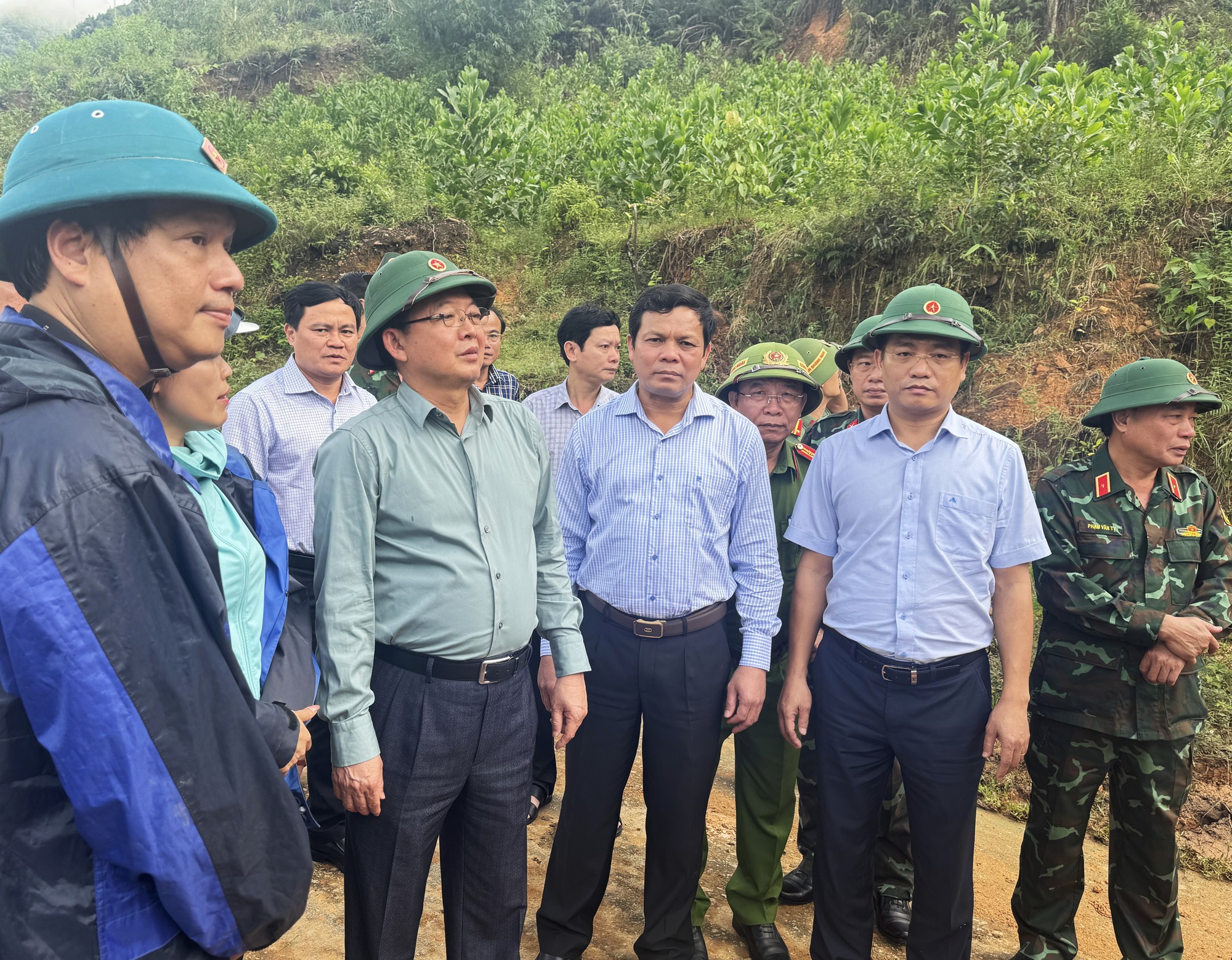 Phó Thủ tướng Hồ Quốc Dũng thăm hỏi, động viên người dân bị ảnh hưởng do sạt lở đất tại Quảng Ngãi- Ảnh 2. Phó Thủ tướng Hồ Quốc Dũng thăm hỏi, động viên người dân bị ảnh hưởng do sạt lở đất tại Quảng Ngãi- Ảnh 2.