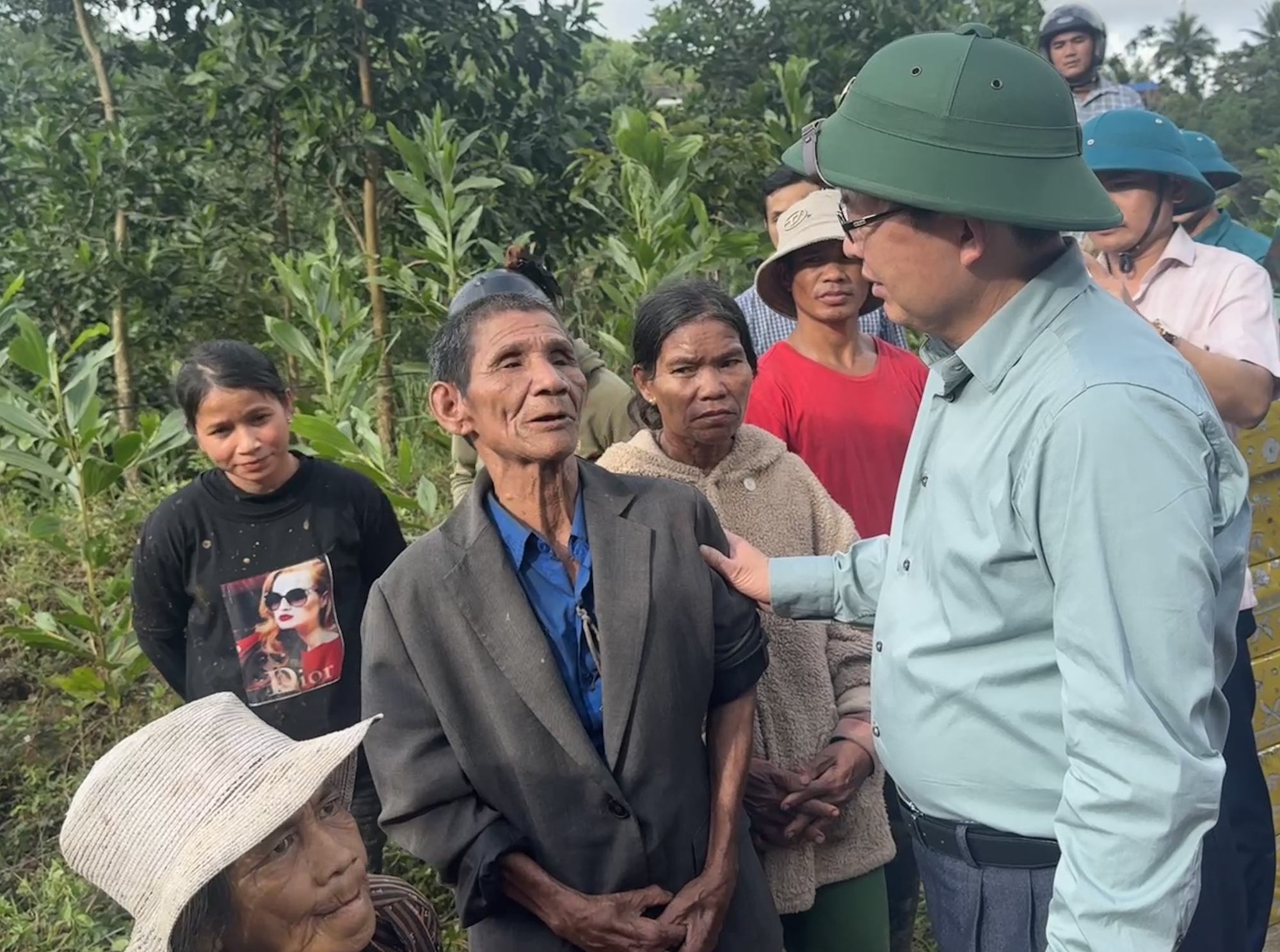 Phó Thủ tướng Hồ Quốc Dũng thăm hỏi, động viên người dân bị ảnh hưởng do sạt lở đất tại Quảng Ngãi- Ảnh 3. Phó Thủ tướng Hồ Quốc Dũng thăm hỏi, động viên người dân bị ảnh hưởng do sạt lở đất tại Quảng Ngãi- Ảnh 3.