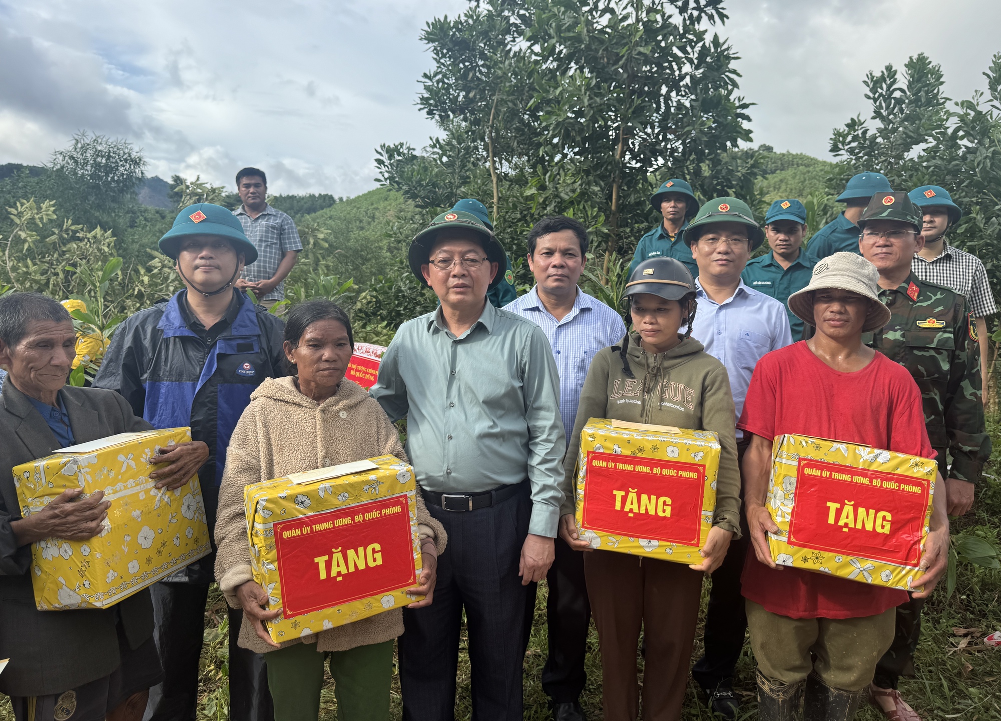 Phó Thủ tướng Hồ Quốc Dũng thăm hỏi, động viên người dân bị ảnh hưởng do sạt lở đất tại Quảng Ngãi- Ảnh 4. Phó Thủ tướng Hồ Quốc Dũng thăm hỏi, động viên người dân bị ảnh hưởng do sạt lở đất tại Quảng Ngãi- Ảnh 4.