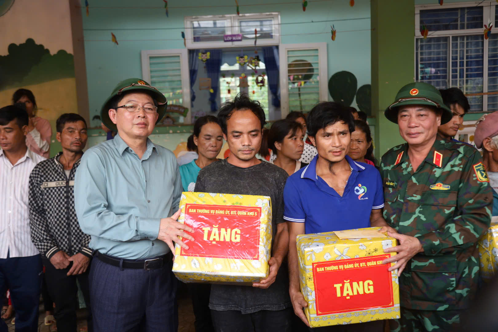 Phó Thủ tướng Hồ Quốc Dũng thăm hỏi, động viên người dân bị ảnh hưởng do sạt lở đất tại Quảng Ngãi- Ảnh 6. Phó Thủ tướng Hồ Quốc Dũng thăm hỏi, động viên người dân bị ảnh hưởng do sạt lở đất tại Quảng Ngãi- Ảnh 6.