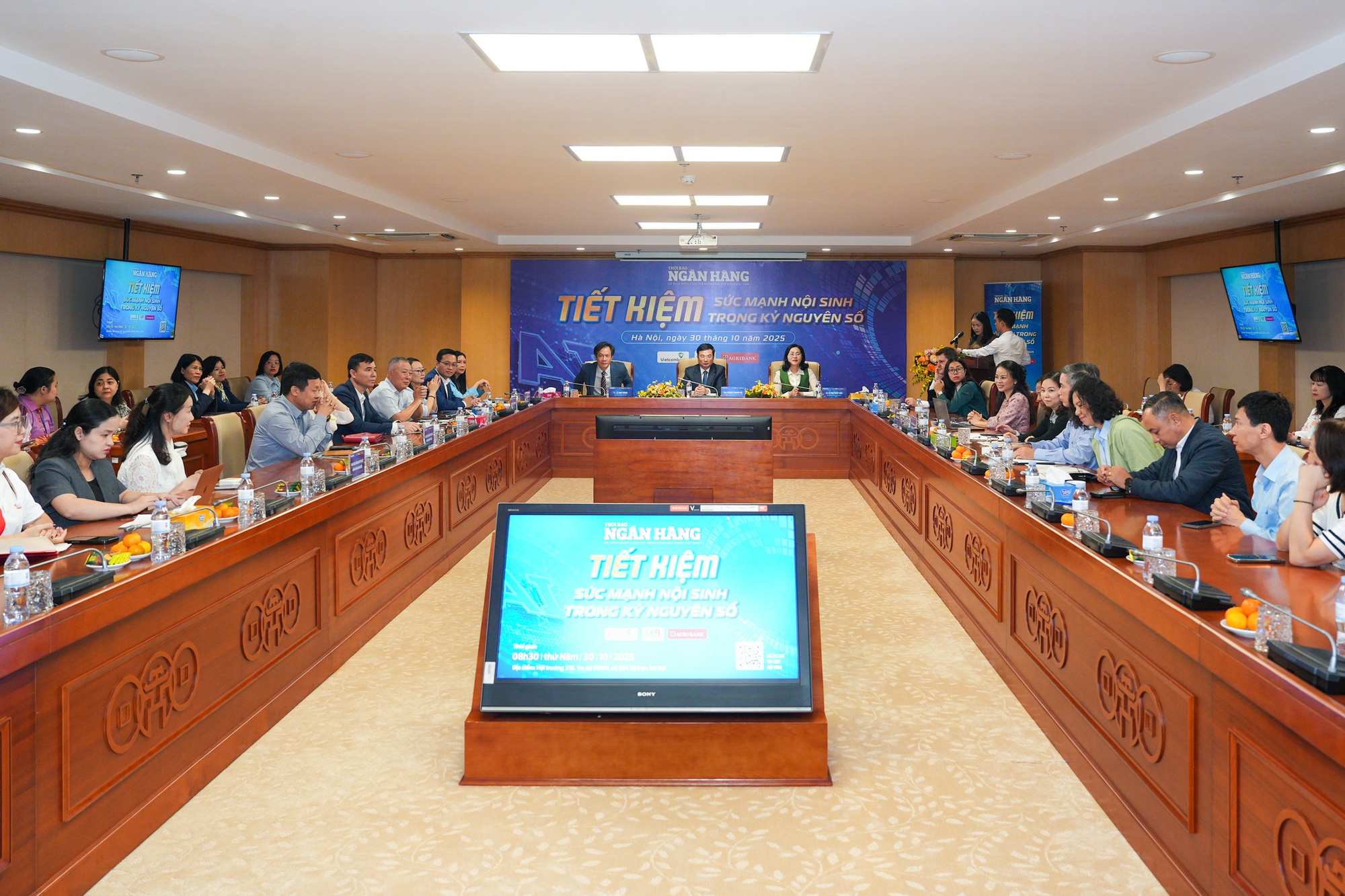 Khoảng 8 triệu tỷ đồng tiền gửi dân cư tại các tổ chức tín dụng- Ảnh 1.