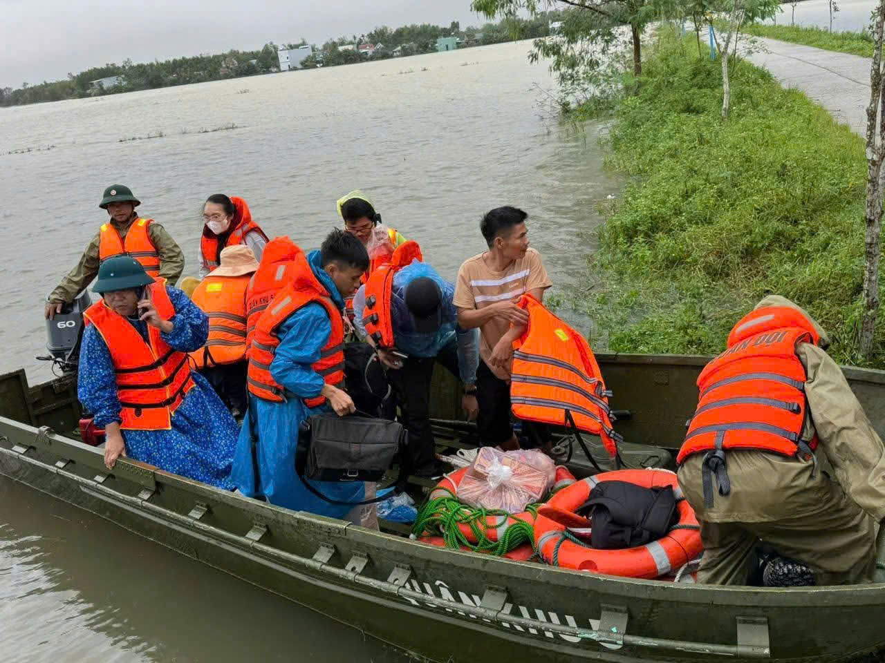 Đà Nẵng: Mưa lũ gây thiệt hại nặng, nhiều khu vực bị ngập sâu, cô lập- Ảnh 1. Đà Nẵng: Mưa lũ gây thiệt hại nặng, nhiều khu vực bị ngập sâu, cô lập- Ảnh 1.