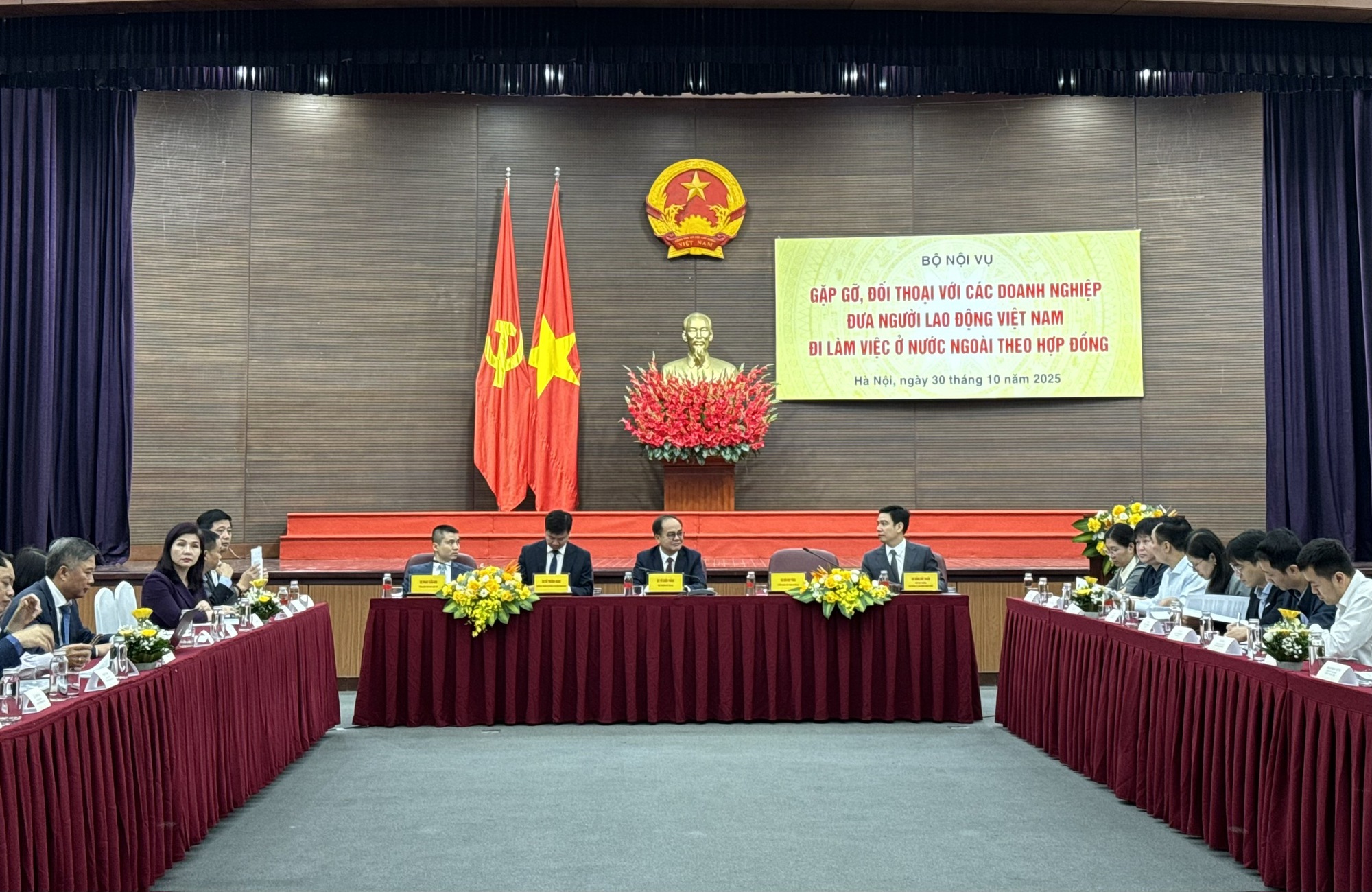 6 - 7 tỷ USD kiều hối mỗi năm từ lao động Việt Nam ở nước ngoài- Ảnh 2. 6 - 7 tỷ USD kiều hối mỗi năm từ lao động Việt Nam ở nước ngoài- Ảnh 2.