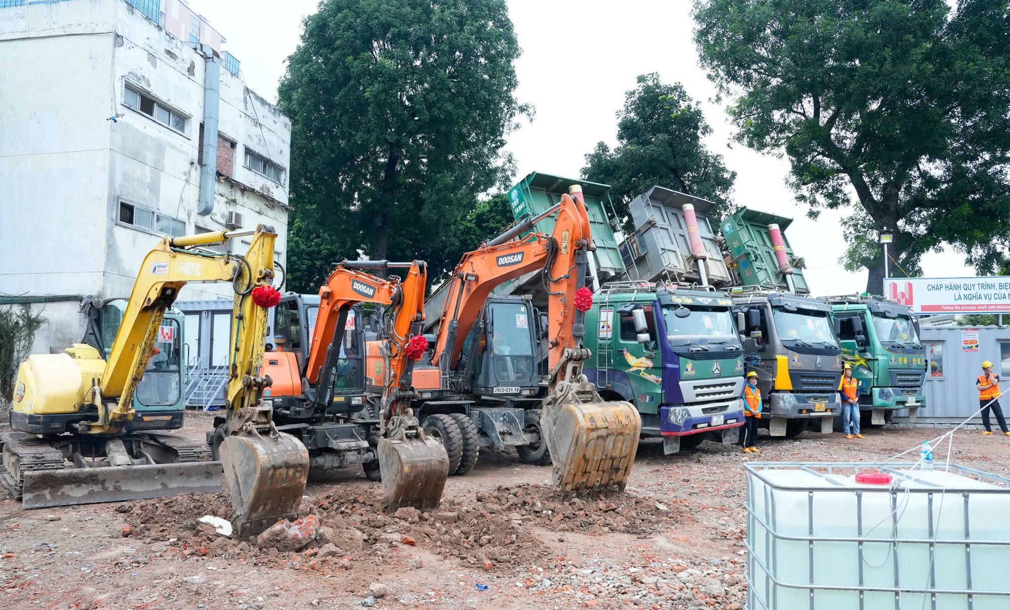 Bệnh viện Bạch Mai xây dựng khoa khám bệnh đáp ứng  7.000 lượt khám/ngày- Ảnh 2. Bệnh viện Bạch Mai xây dựng khoa khám bệnh đáp ứng  7.000 lượt khám/ngày- Ảnh 2.