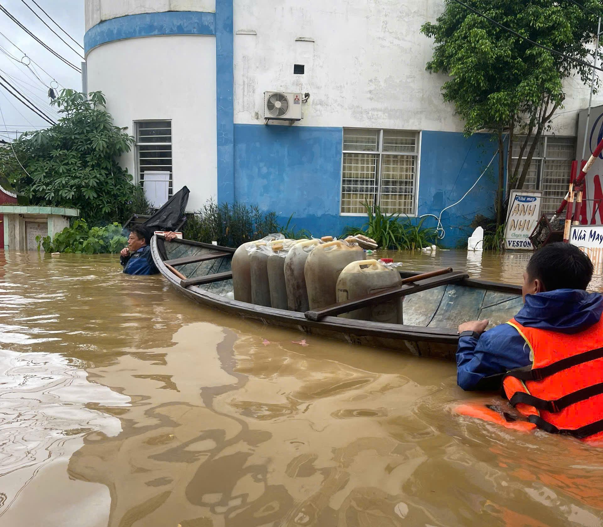 VNPT 'vượt lũ' để kết nối những cuộc gọi bình an- Ảnh 3. VNPT 'vượt lũ' để kết nối những cuộc gọi bình an- Ảnh 3.