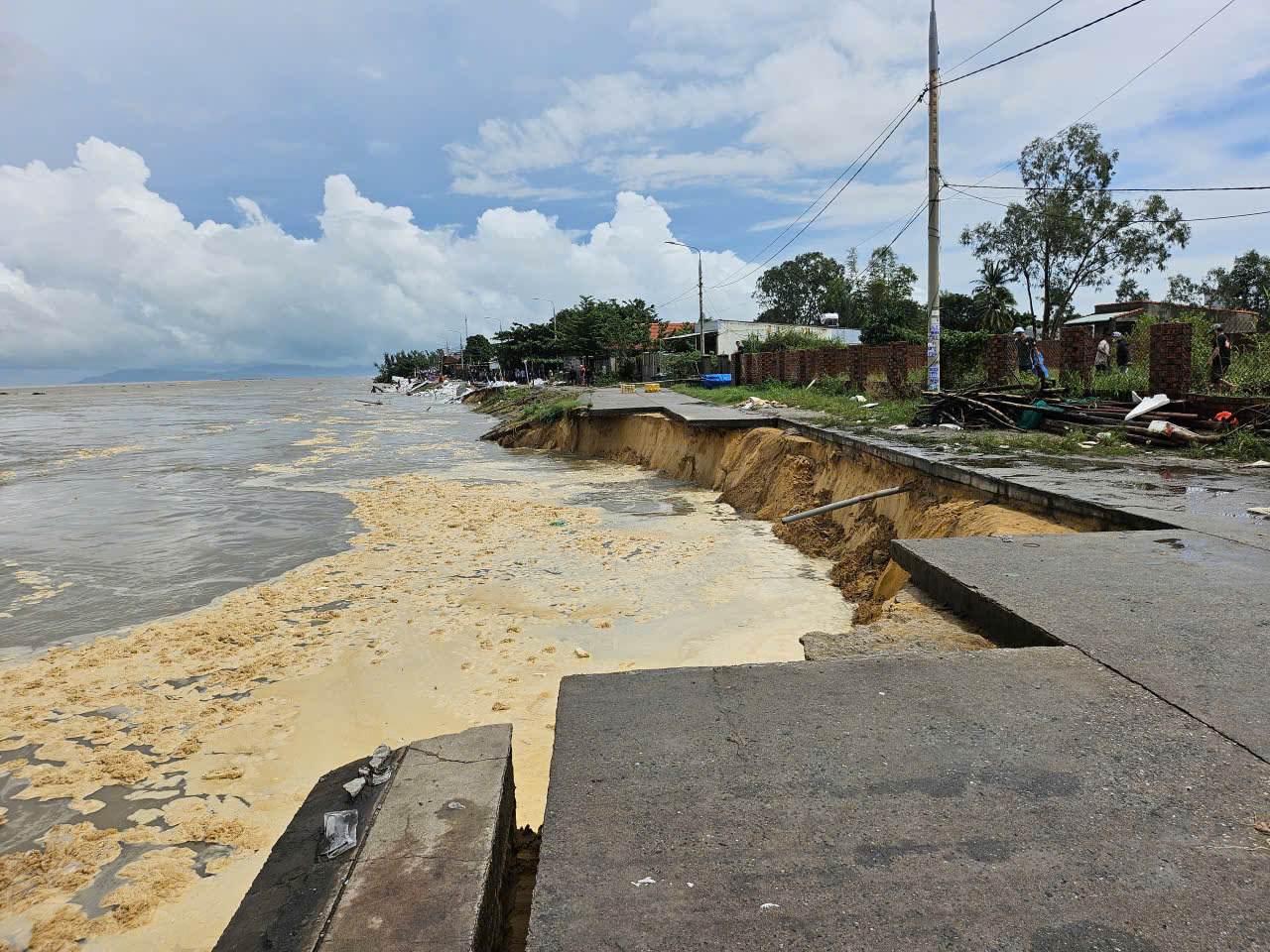 Hàng nghìn người 'vá kè' chống lũ lịch sử, cứu làng ở hạ lưu sông Thu Bồn- Ảnh 2. Hàng nghìn người 'vá kè' chống lũ lịch sử, cứu làng ở hạ lưu sông Thu Bồn- Ảnh 2.