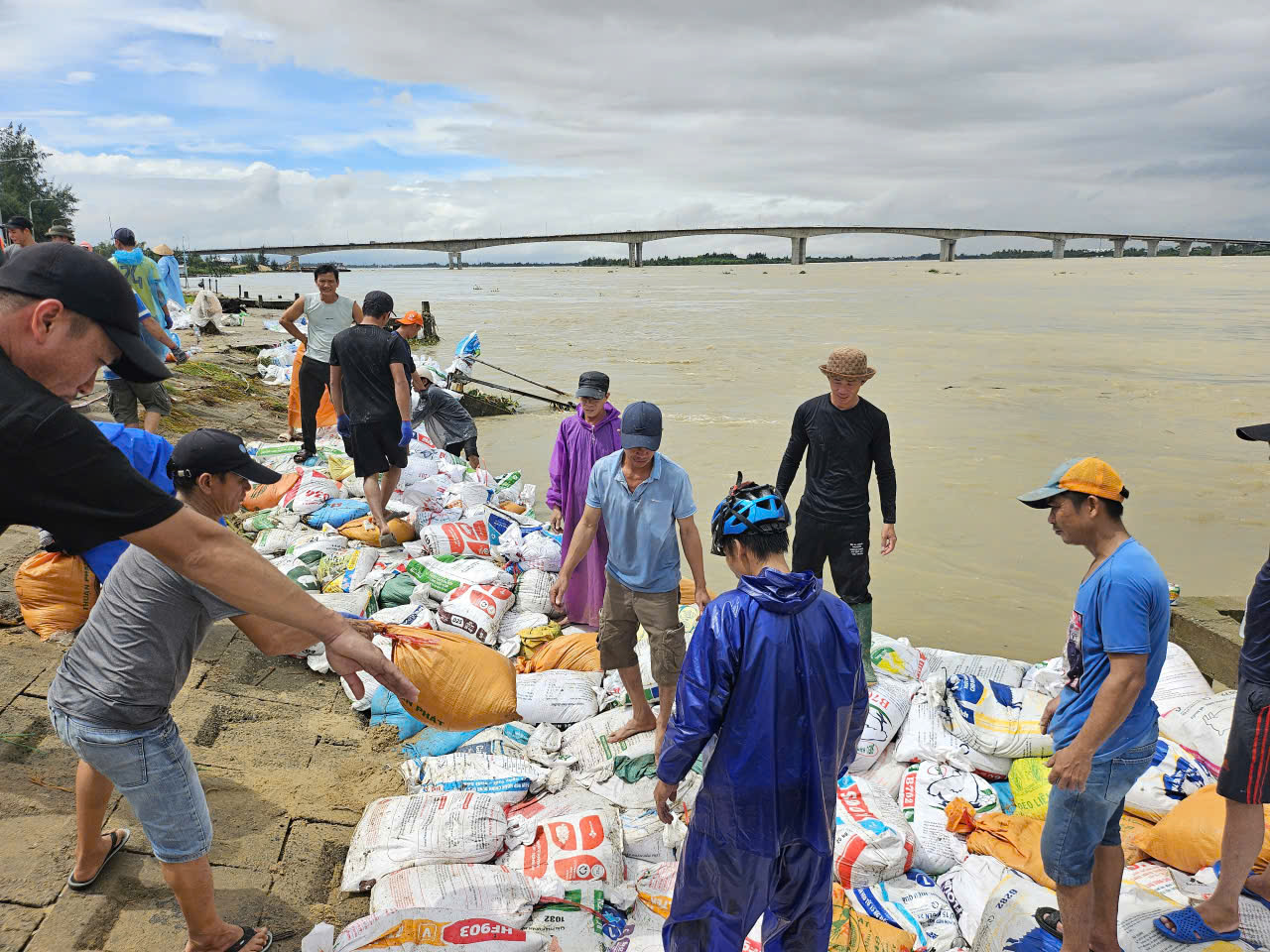 Hàng nghìn người 'vá kè' chống lũ lịch sử, cứu làng ở hạ lưu sông Thu Bồn- Ảnh 6. Hàng nghìn người 'vá kè' chống lũ lịch sử, cứu làng ở hạ lưu sông Thu Bồn- Ảnh 6.