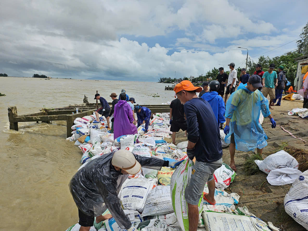 Hàng nghìn người 'vá kè' chống lũ lịch sử, cứu làng ở hạ lưu sông Thu Bồn- Ảnh 5. Hàng nghìn người 'vá kè' chống lũ lịch sử, cứu làng ở hạ lưu sông Thu Bồn- Ảnh 5.