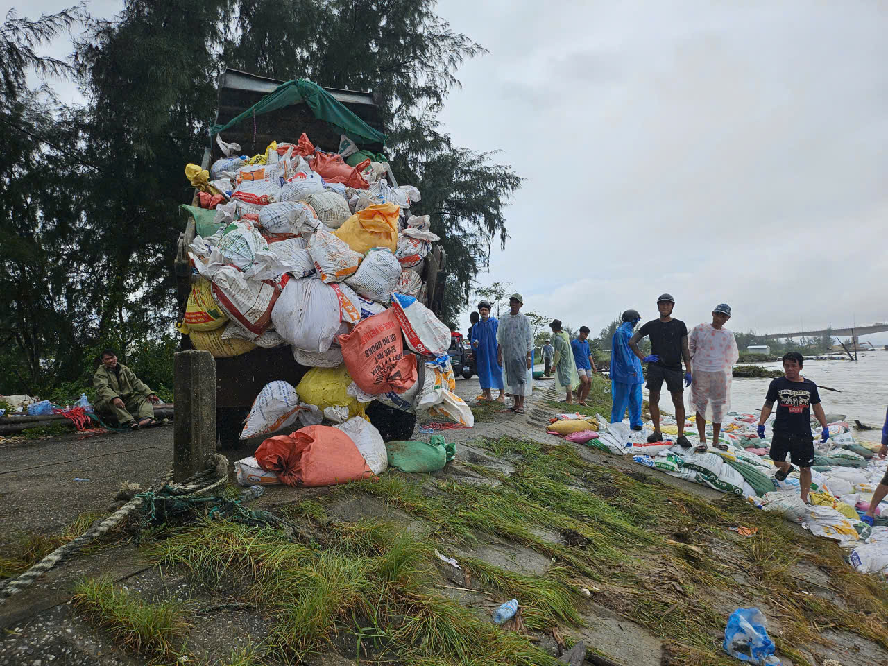 Hàng nghìn người 'vá kè' chống lũ lịch sử, cứu làng ở hạ lưu sông Thu Bồn- Ảnh 8. Hàng nghìn người 'vá kè' chống lũ lịch sử, cứu làng ở hạ lưu sông Thu Bồn- Ảnh 8.