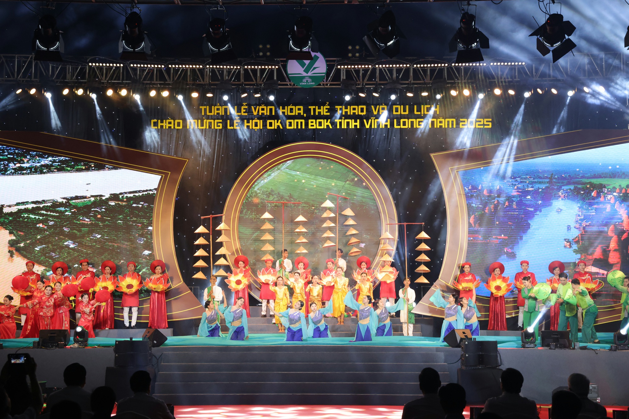 Rực rỡ sắc màu Ok Om Bok Vĩnh Long 2025: Tôn vinh bản sắc, khơi dậy khát vọng phát triển- Ảnh 1. Rực rỡ sắc màu Ok Om Bok Vĩnh Long 2025: Tôn vinh bản sắc, khơi dậy khát vọng phát triển- Ảnh 1.