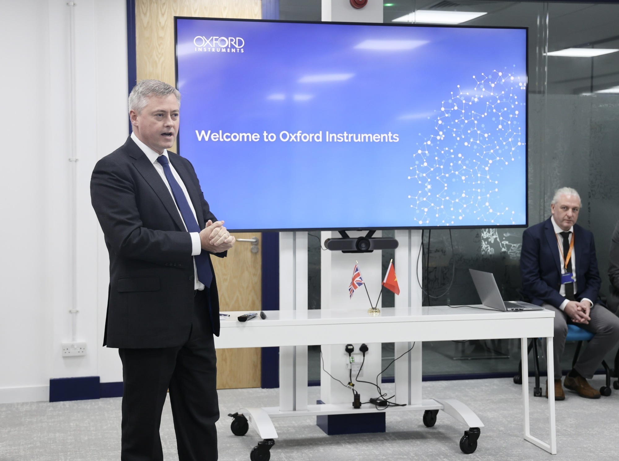 Khuyến khích Oxford Instruments hợp tác, nghiên cứu và chuyển giao công nghệ bán dẫn tại Việt Nam- Ảnh 2. Khuyến khích Oxford Instruments hợp tác, nghiên cứu và chuyển giao công nghệ bán dẫn tại Việt Nam- Ảnh 2.
