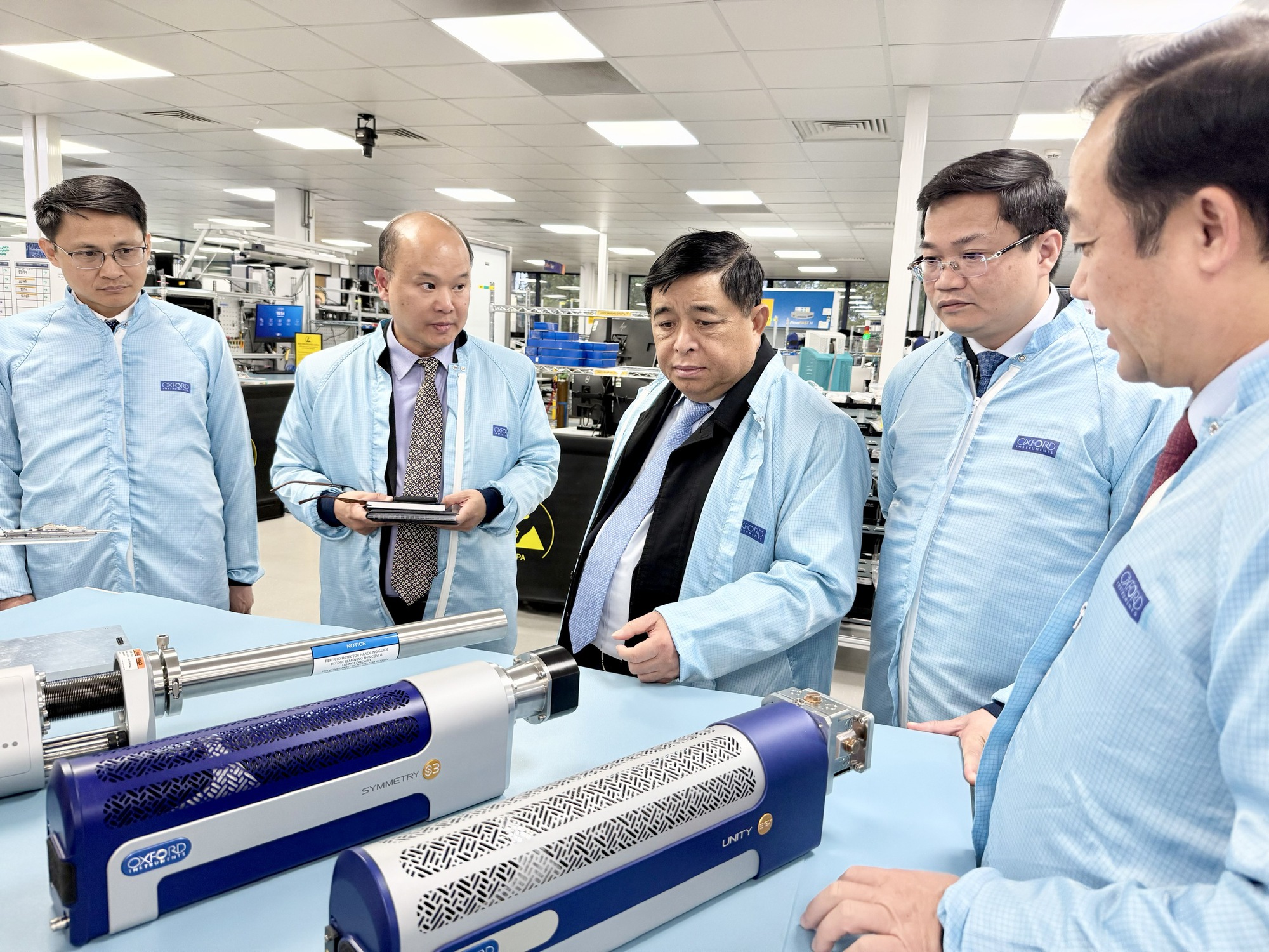 Khuyến khích Oxford Instruments hợp tác, nghiên cứu và chuyển giao công nghệ bán dẫn tại Việt Nam- Ảnh 4. Khuyến khích Oxford Instruments hợp tác, nghiên cứu và chuyển giao công nghệ bán dẫn tại Việt Nam- Ảnh 4.