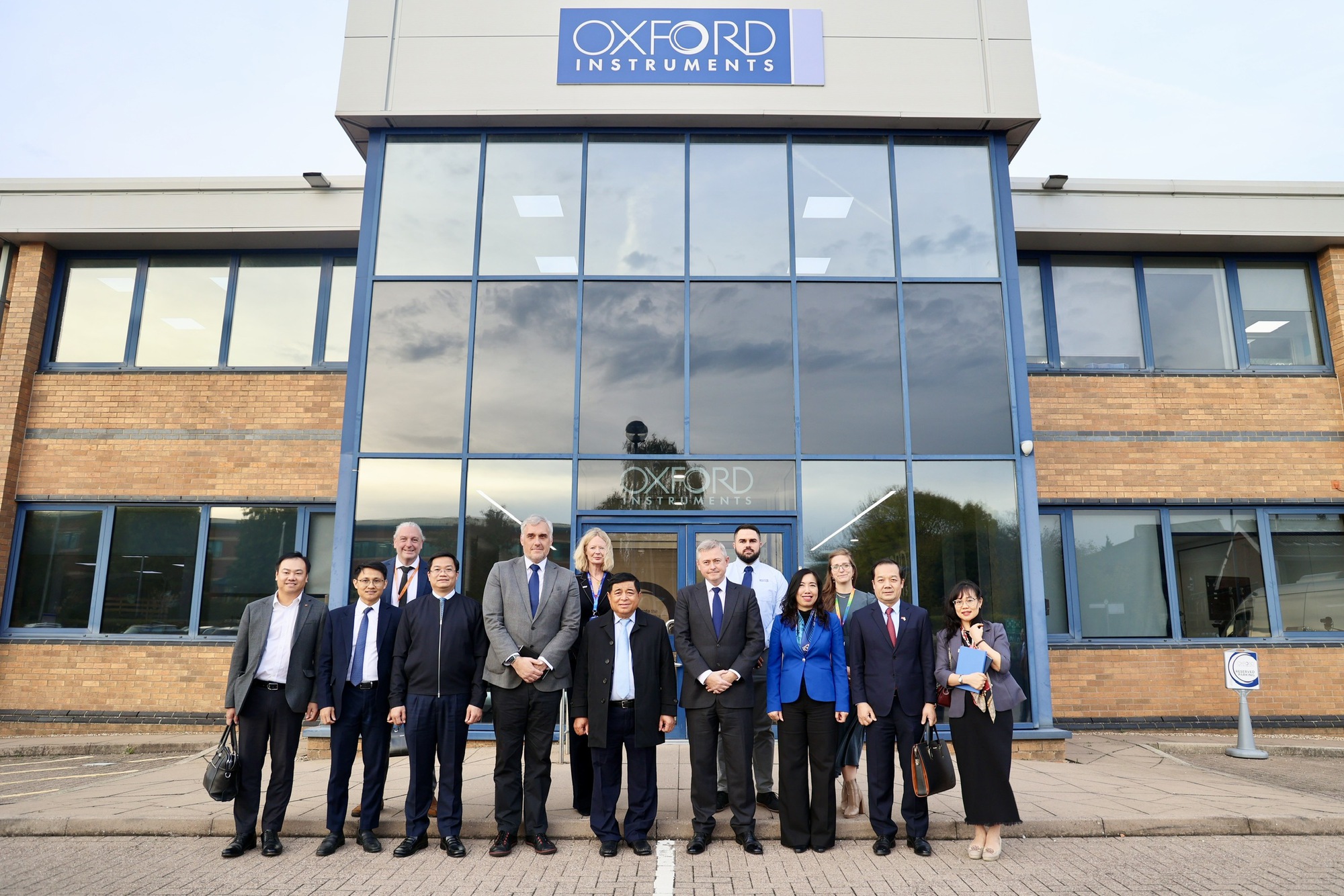 Khuyến khích Oxford Instruments hợp tác, nghiên cứu và chuyển giao công nghệ bán dẫn tại Việt Nam- Ảnh 6. Khuyến khích Oxford Instruments hợp tác, nghiên cứu và chuyển giao công nghệ bán dẫn tại Việt Nam- Ảnh 6.