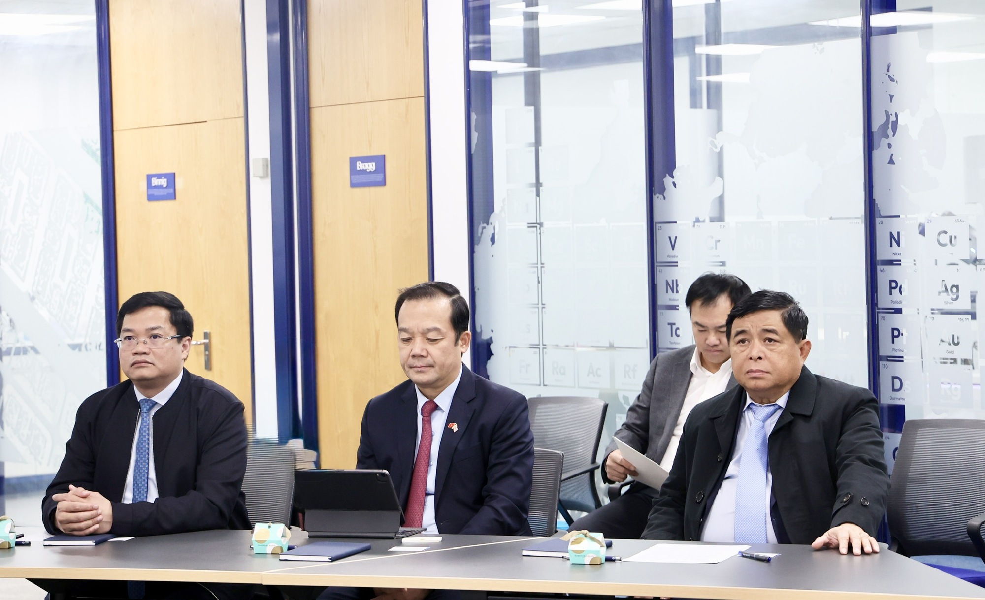 Khuyến khích Oxford Instruments hợp tác, nghiên cứu và chuyển giao công nghệ bán dẫn tại Việt Nam- Ảnh 1. Khuyến khích Oxford Instruments hợp tác, nghiên cứu và chuyển giao công nghệ bán dẫn tại Việt Nam- Ảnh 1.