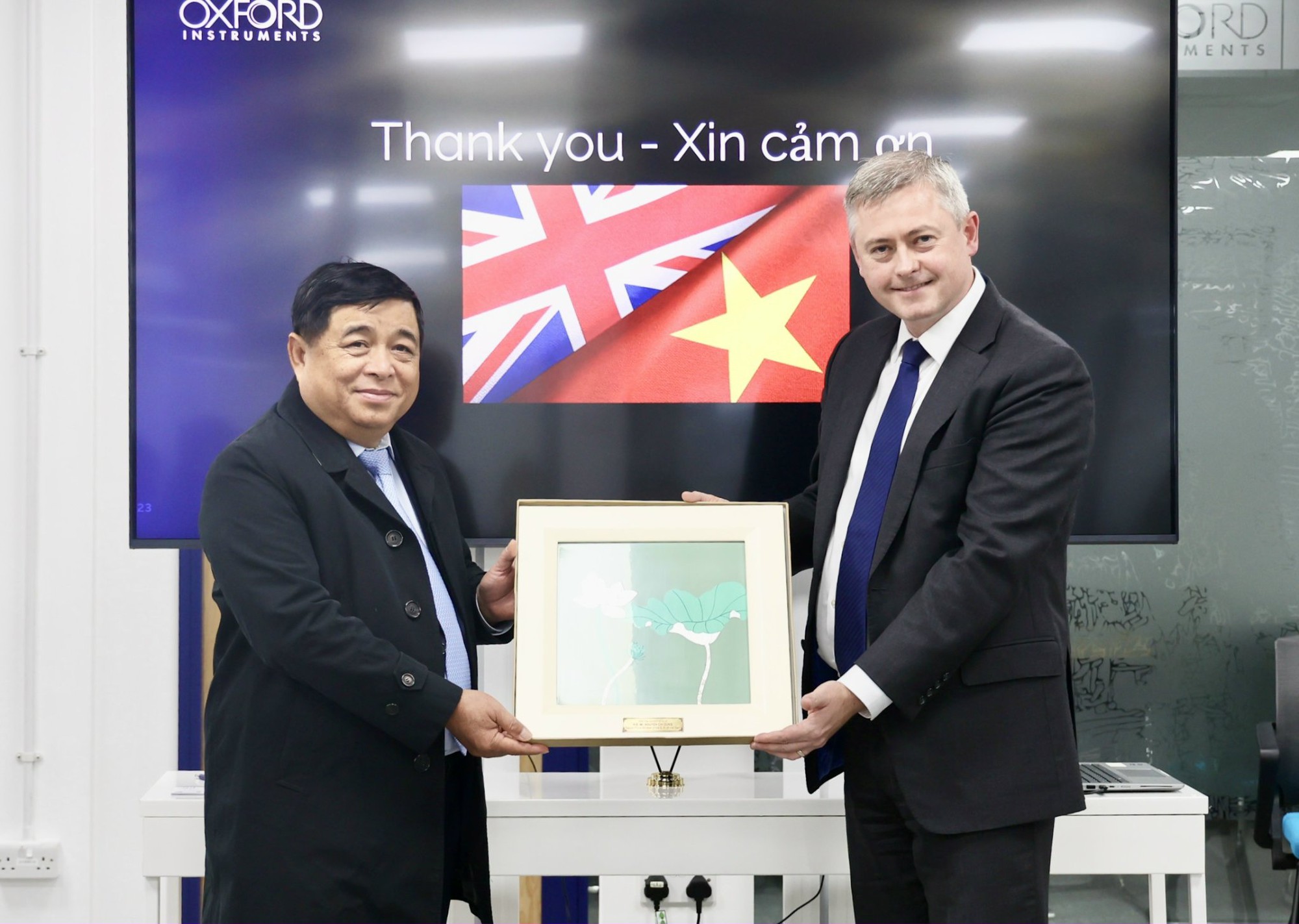 Khuyến khích Oxford Instruments hợp tác, nghiên cứu và chuyển giao công nghệ bán dẫn tại Việt Nam- Ảnh 5. Khuyến khích Oxford Instruments hợp tác, nghiên cứu và chuyển giao công nghệ bán dẫn tại Việt Nam- Ảnh 5.