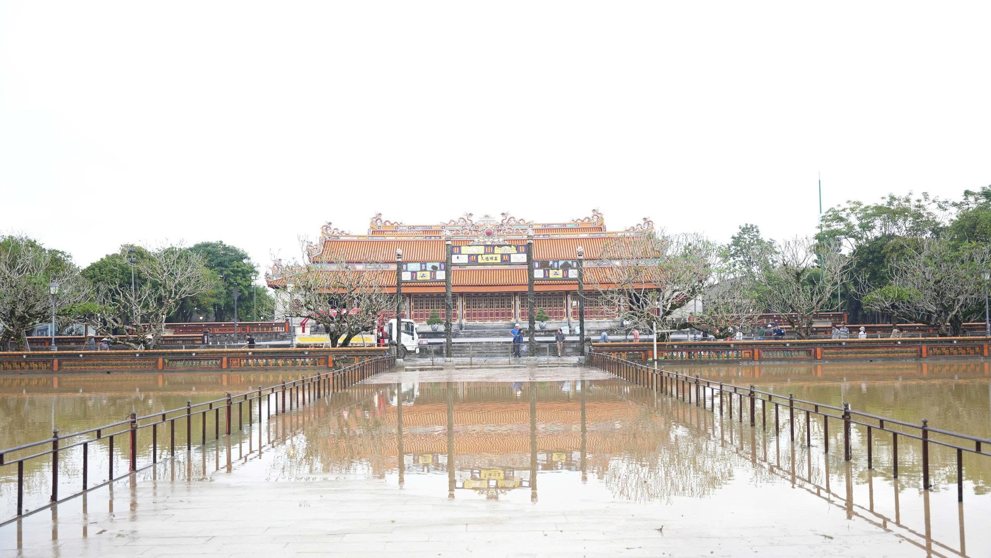 Phó Thủ tướng Mai Văn Chính kiểm tra công tác khắc phục mưa lũ tại khu vực Ngọ Môn-Đại Nội Huế- Ảnh 3.