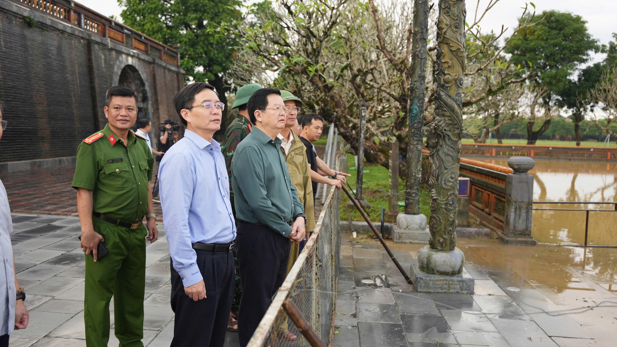Phó Thủ tướng Mai Văn Chính kiểm tra công tác khắc phục mưa lũ tại khu vực Ngọ Môn-Đại Nội Huế- Ảnh 1.