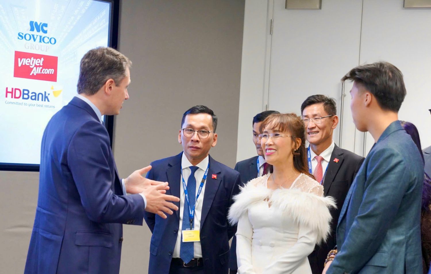 Lãnh đạo HDBank thăm Sàn giao dịch chứng khoán London - Ảnh 2. Lãnh đạo HDBank thăm Sàn giao dịch chứng khoán London - Ảnh 2.