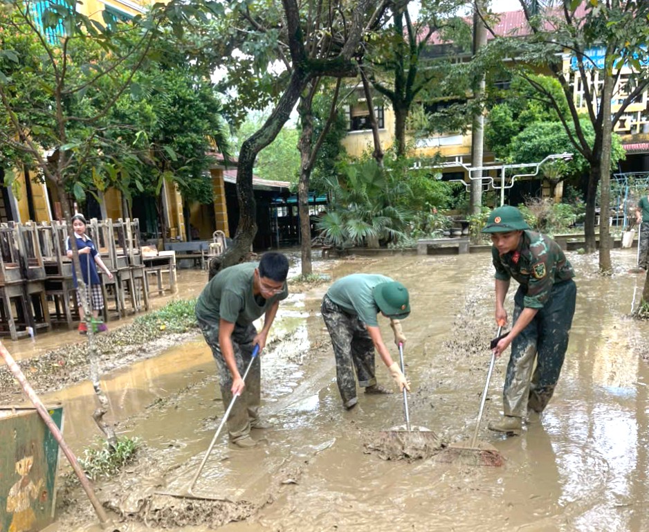 Hơn 2.000 cán bộ, chiến sĩ hỗ trợ nhân dân khắc phục hậu quả mưa lũ tại Huế- Ảnh 2. Hơn 2.000 cán bộ, chiến sĩ hỗ trợ nhân dân khắc phục hậu quả mưa lũ tại Huế- Ảnh 2.