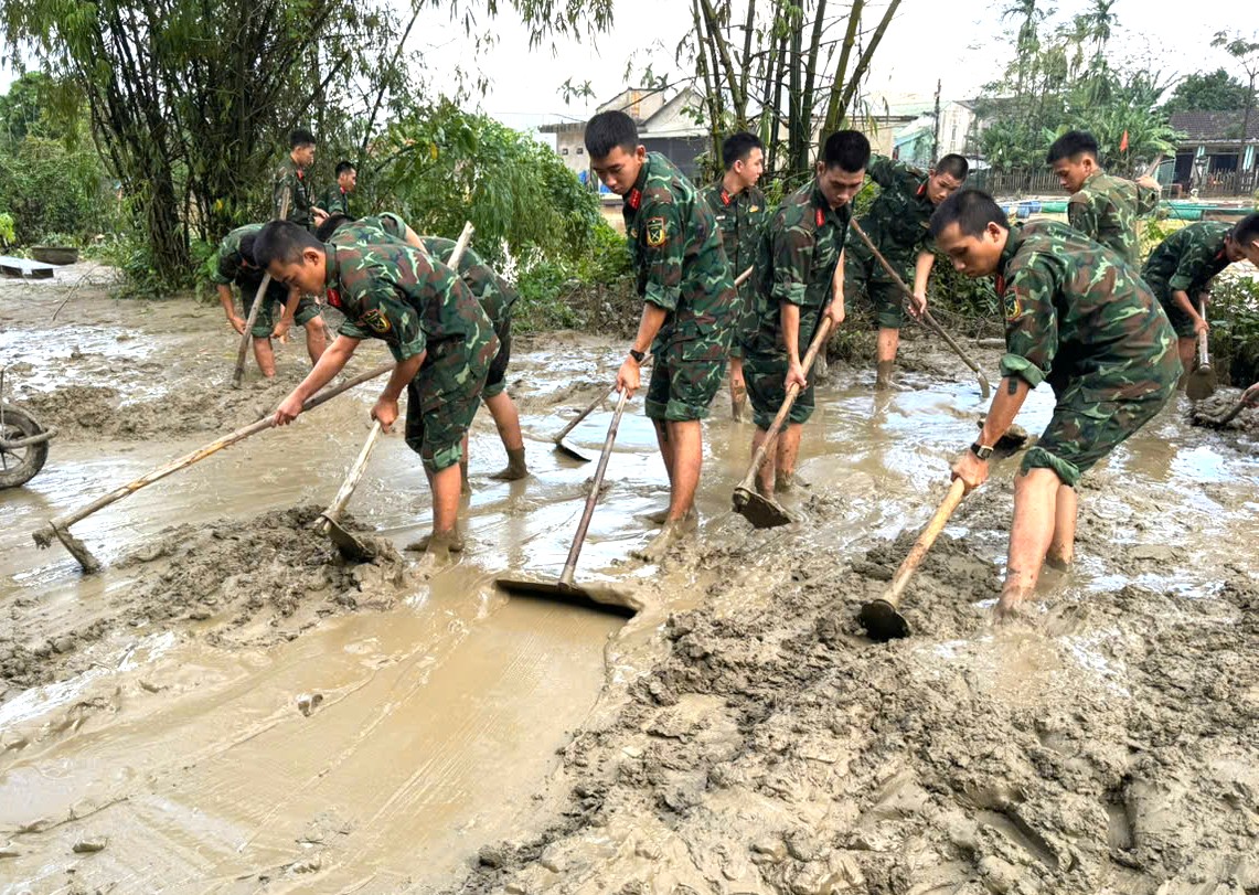 Hơn 2.000 cán bộ, chiến sĩ hỗ trợ nhân dân khắc phục hậu quả mưa lũ tại Huế- Ảnh 4. Hơn 2.000 cán bộ, chiến sĩ hỗ trợ nhân dân khắc phục hậu quả mưa lũ tại Huế- Ảnh 4.