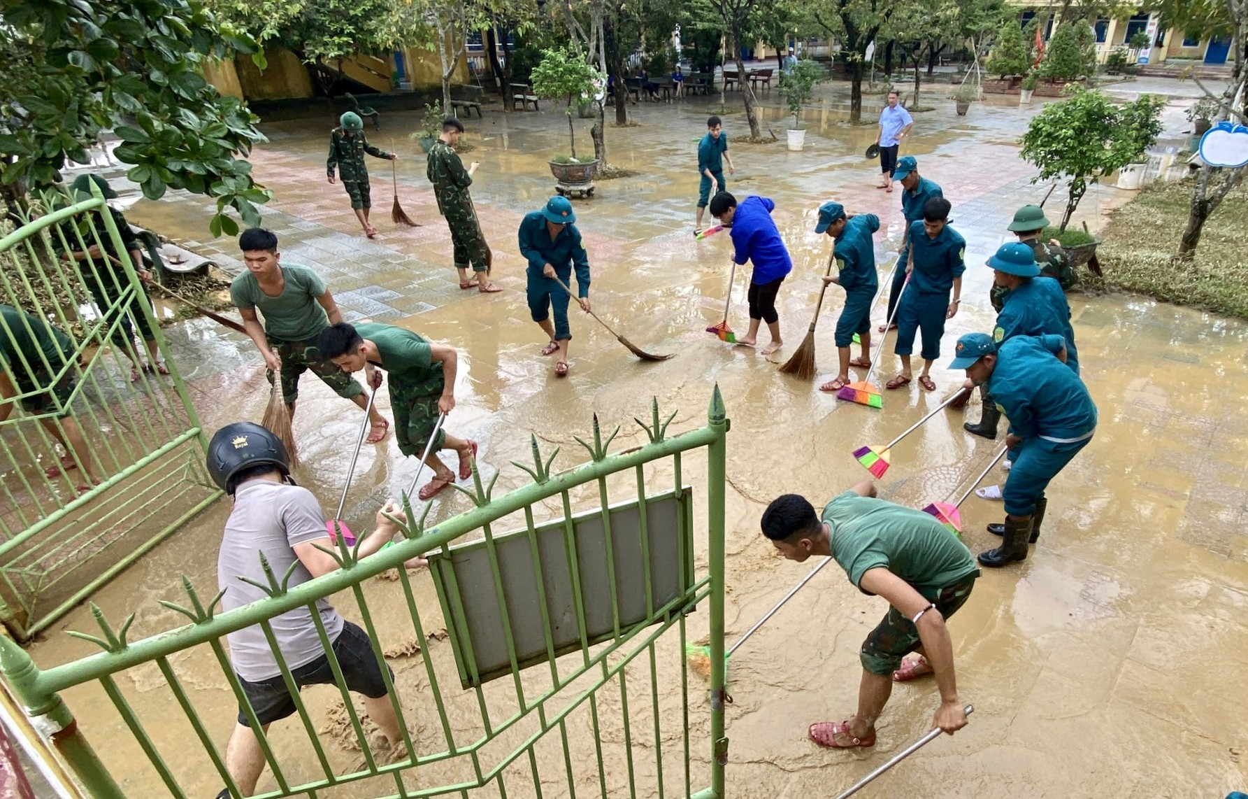 Hơn 2.000 cán bộ, chiến sĩ hỗ trợ nhân dân khắc phục hậu quả mưa lũ tại Huế- Ảnh 5. Hơn 2.000 cán bộ, chiến sĩ hỗ trợ nhân dân khắc phục hậu quả mưa lũ tại Huế- Ảnh 5.