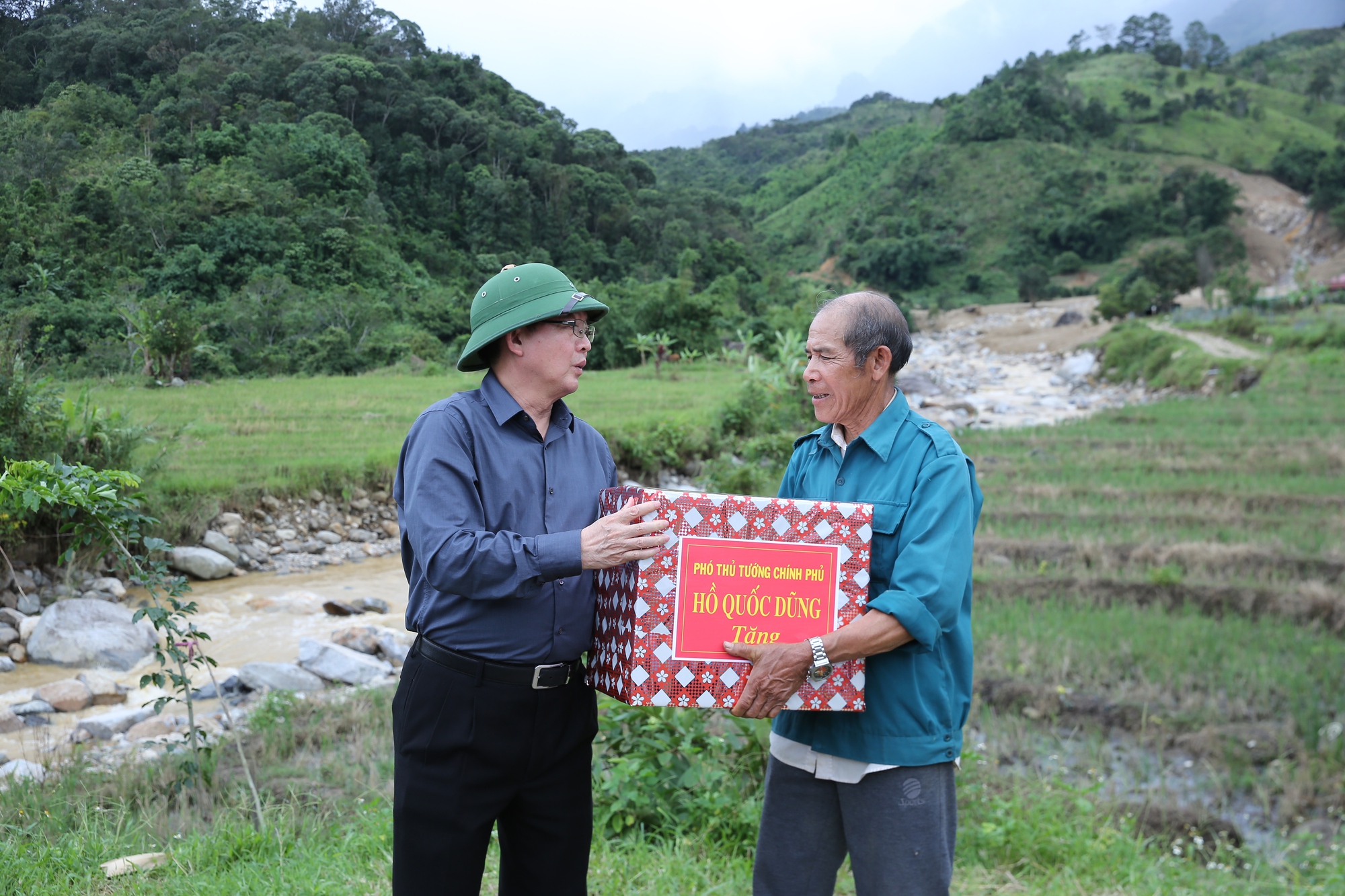 Phó Thủ tướng Hồ Quốc Dũng chỉ đạo 6 nhóm nhiệm vụ trọng tâm khắc phục sạt lở tại xã Ngọc Linh, Quảng Ngãi- Ảnh 6.