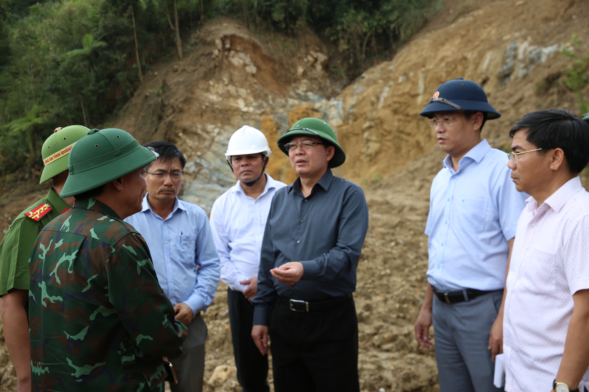 Phó Thủ tướng Hồ Quốc Dũng chỉ đạo 6 nhóm nhiệm vụ trọng tâm khắc phục sạt lở tại xã Ngọc Linh, Quảng Ngãi- Ảnh 1.