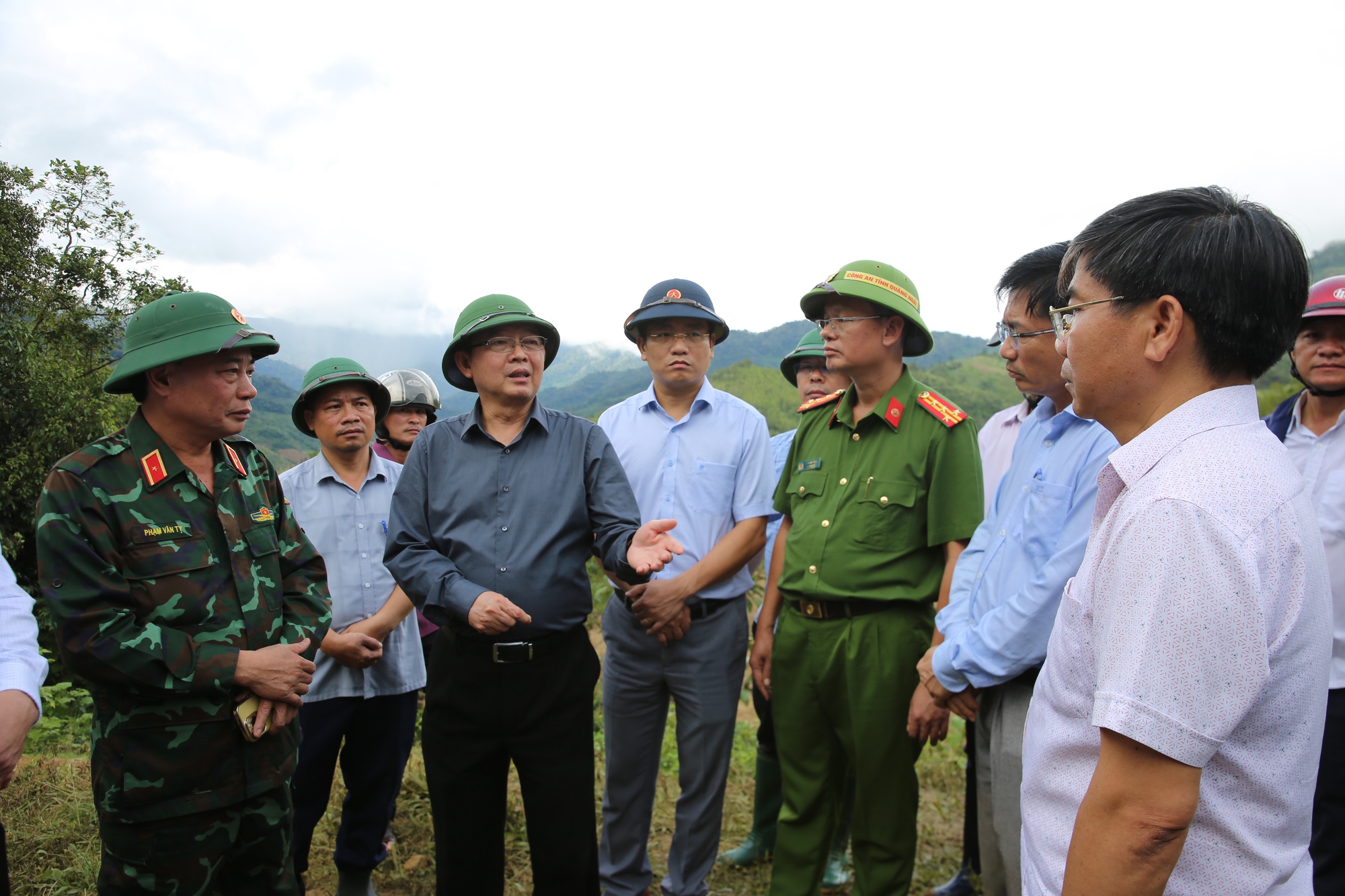 Phó Thủ tướng Hồ Quốc Dũng chỉ đạo 6 nhóm nhiệm vụ trọng tâm khắc phục sạt lở tại xã Ngọc Linh, Quảng Ngãi- Ảnh 2.