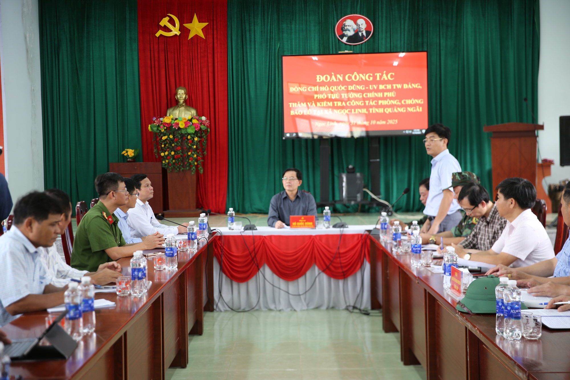 Phó Thủ tướng Hồ Quốc Dũng chỉ đạo 6 nhóm nhiệm vụ trọng tâm khắc phục sạt lở tại xã Ngọc Linh, Quảng Ngãi- Ảnh 8.