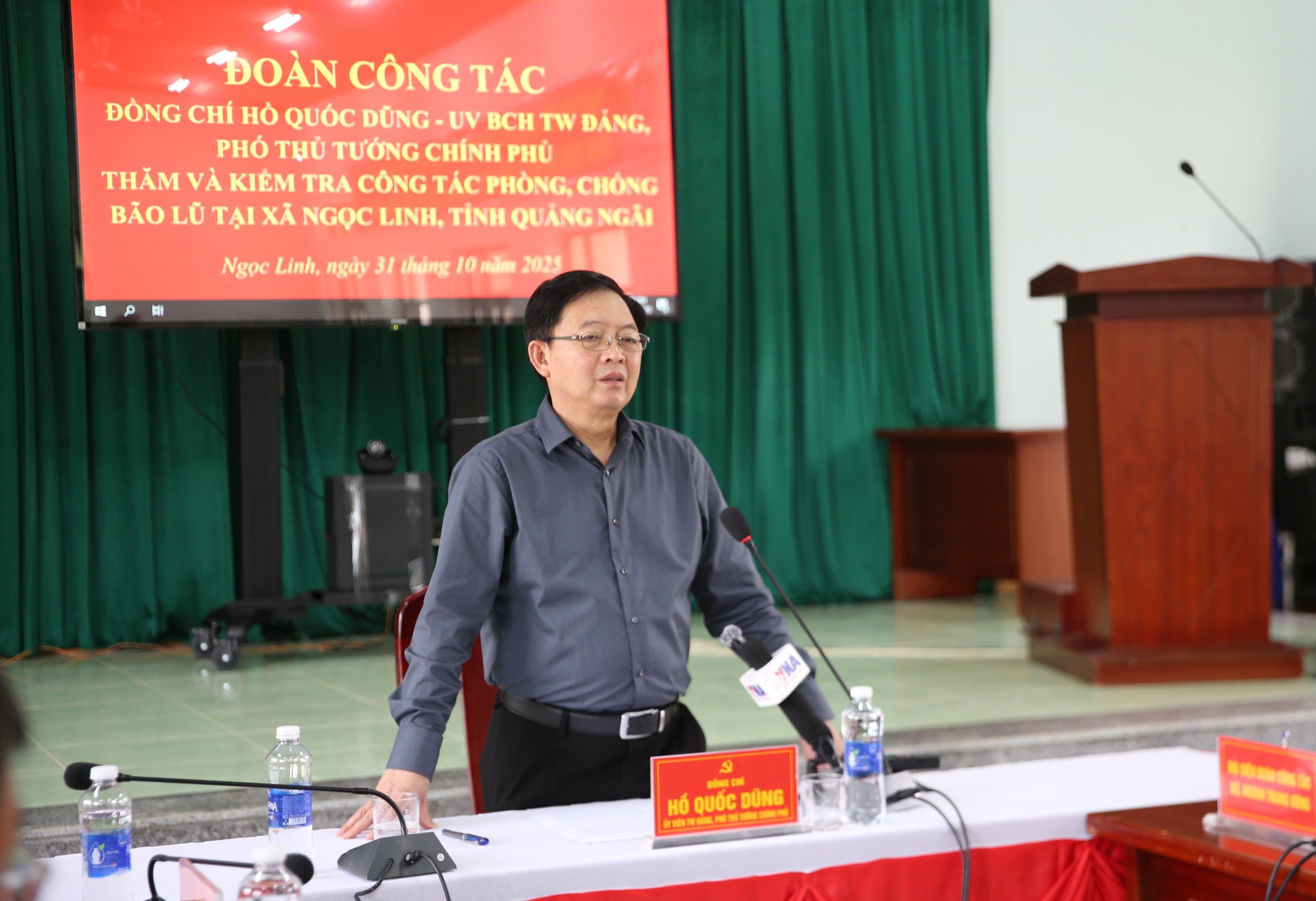 Phó Thủ tướng Hồ Quốc Dũng chỉ đạo 6 nhóm nhiệm vụ trọng tâm khắc phục sạt lở tại xã Ngọc Linh, Quảng Ngãi- Ảnh 9.