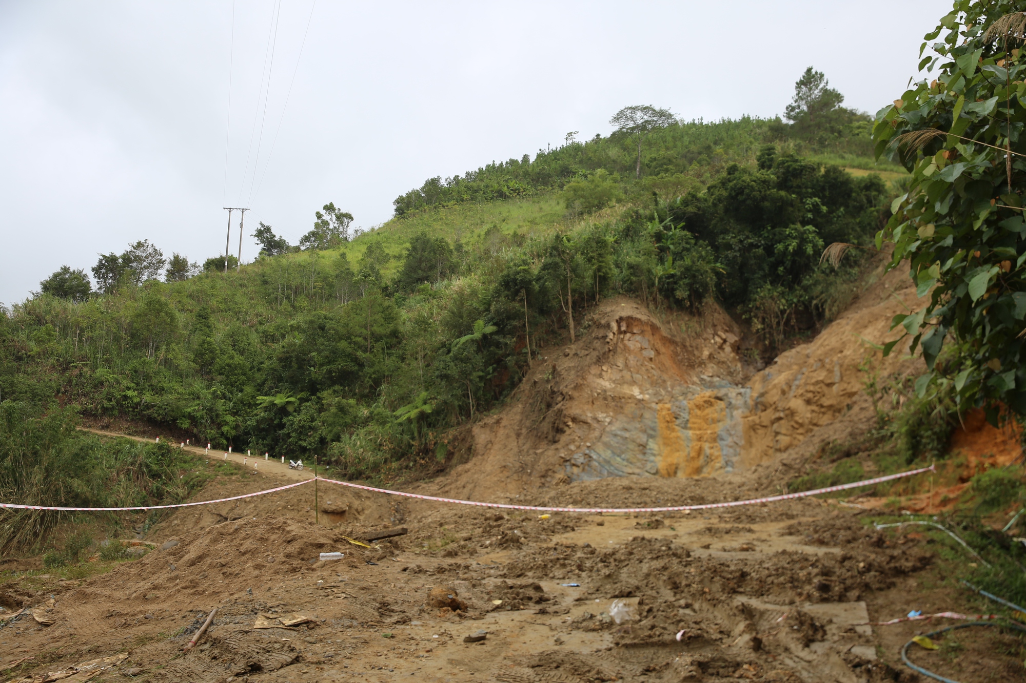 Phó Thủ tướng Hồ Quốc Dũng chỉ đạo 6 nhóm nhiệm vụ trọng tâm khắc phục sạt lở tại xã Ngọc Linh, Quảng Ngãi- Ảnh 4.