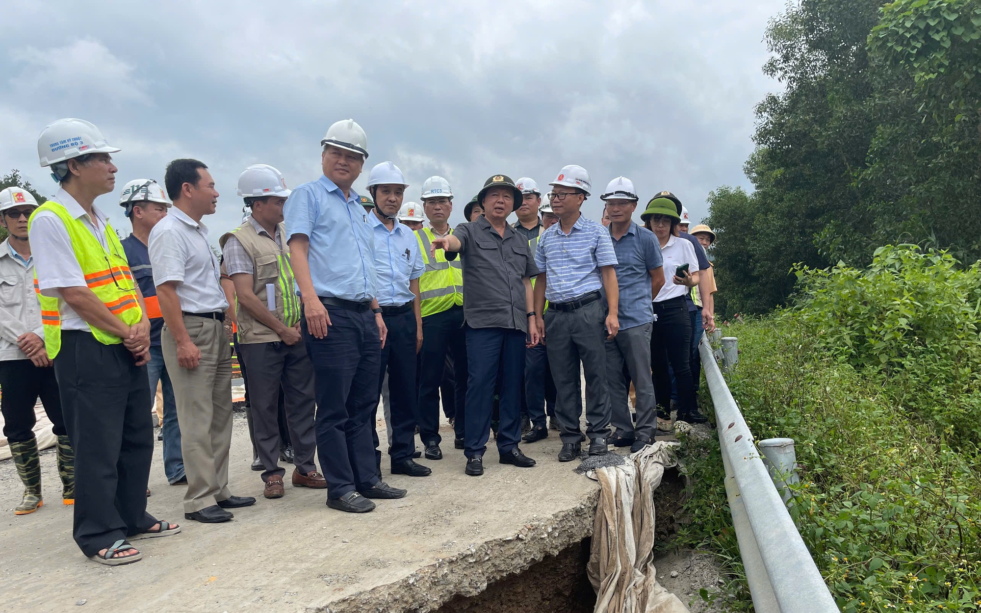 Đánh giá lại địa chất, nghiên cứu kỹ phương án khắc phục dứt điểm sạt lở, nứt mặt đường cao tốc La Sơn - Hoà Liên