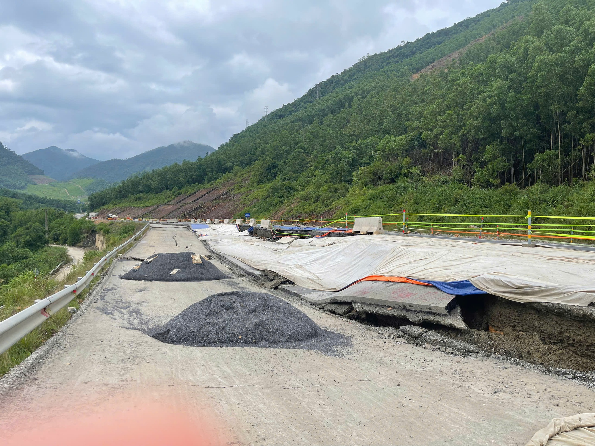 Đánh giá lại địa chất, nghiên cứu kỹ phương án khắc phục dứt điểm sạt lở, nứt mặt đường cao tốc La Sơn - Hoà Liên- Ảnh 1. Đánh giá lại địa chất, nghiên cứu kỹ phương án khắc phục dứt điểm sạt lở, nứt mặt đường cao tốc La Sơn - Hoà Liên- Ảnh 1.