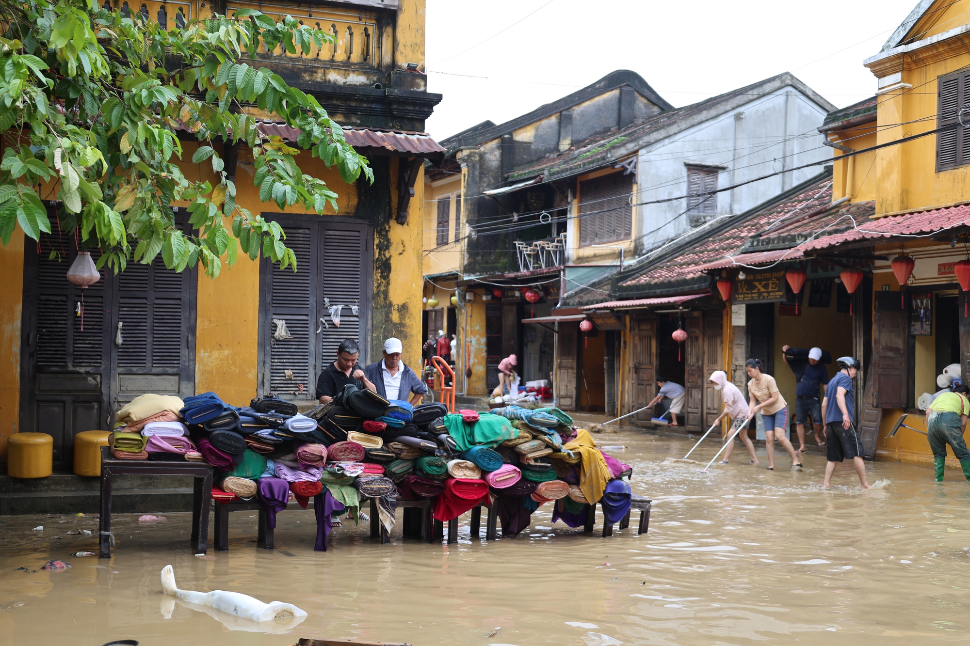 Chùm ảnh: Khắc phục hậu quả mưa lũ lịch sử tại Hội An- Ảnh 15. Chùm ảnh: Khắc phục hậu quả mưa lũ lịch sử tại Hội An- Ảnh 15.