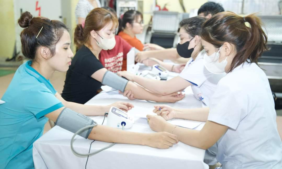 
Người lao động được chăm sóc sức khỏe, phòng chống bệnh nghề nghiệp từ thời điểm được tuyển dụng- Ảnh 1.