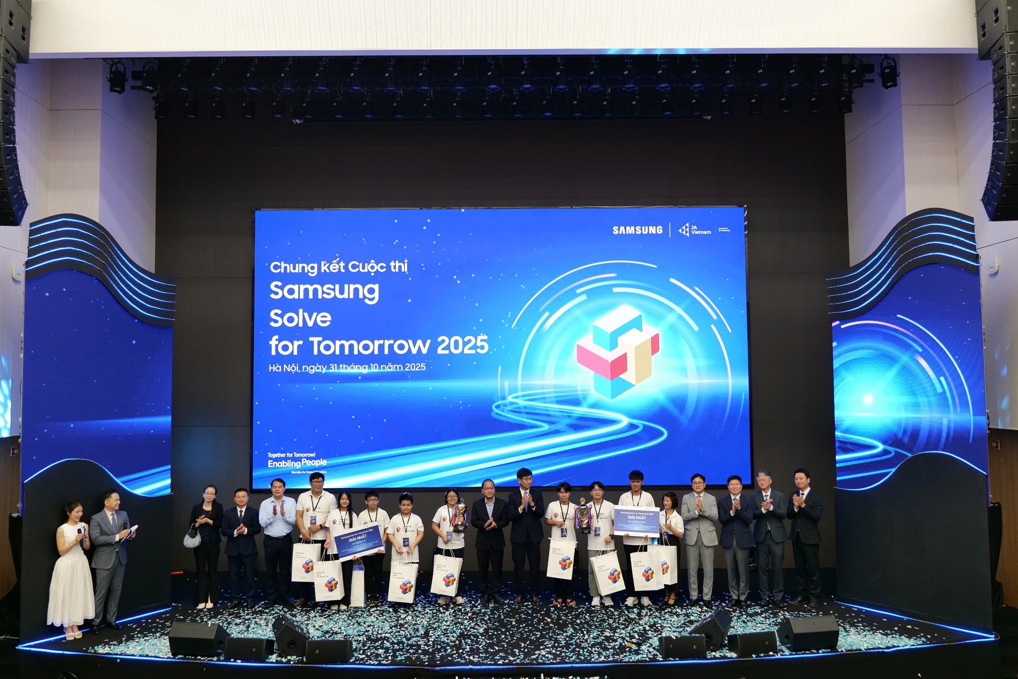 Trao giải "Samsung Solve for Tomorrow 2025" cho các học sinh xuất sắc giải bài toán xã hội bằng công nghệ- Ảnh 1.