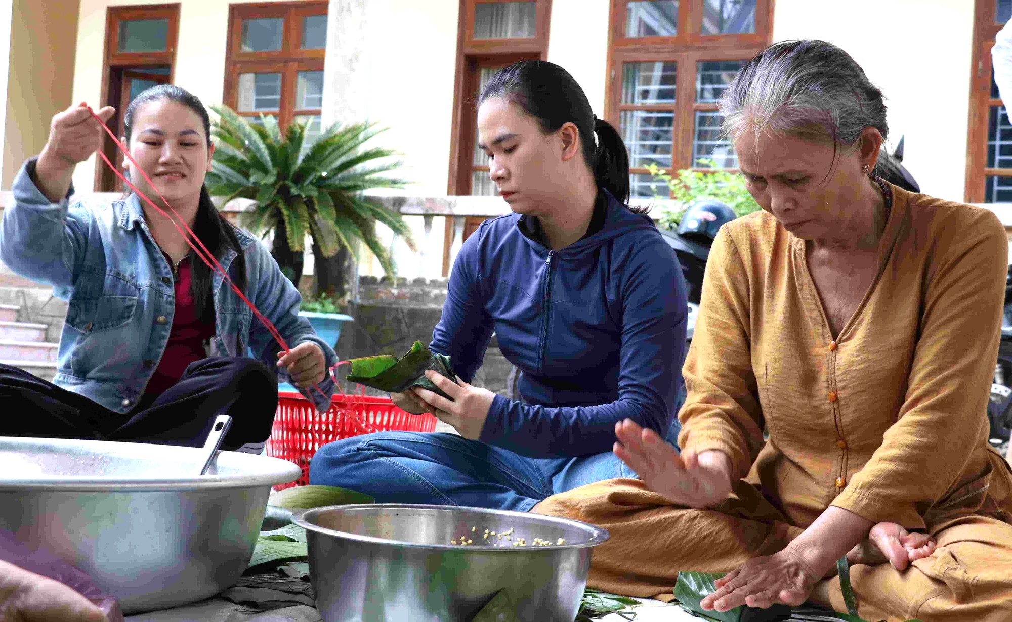 Những suất cơm nghĩa tình 'sưởi ấm' người dân vùng lũ- Ảnh 1. Những suất cơm nghĩa tình 'sưởi ấm' người dân vùng lũ- Ảnh 1.