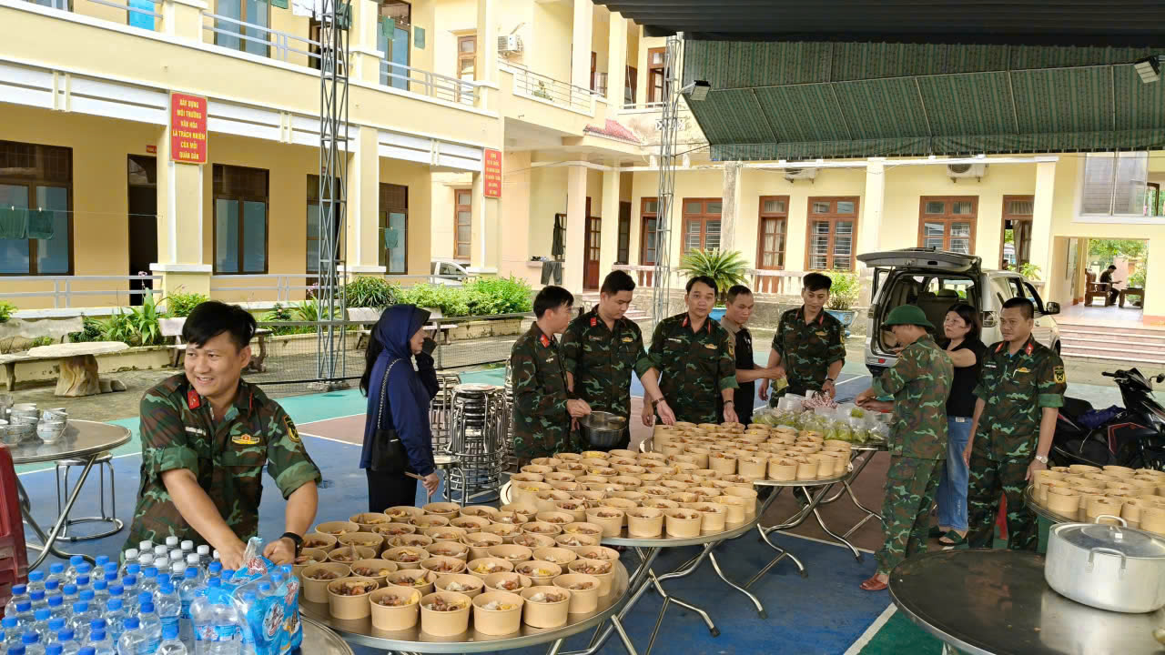 Những suất cơm nghĩa tình 'sưởi ấm' người dân vùng lũ- Ảnh 2. Những suất cơm nghĩa tình 'sưởi ấm' người dân vùng lũ- Ảnh 2.