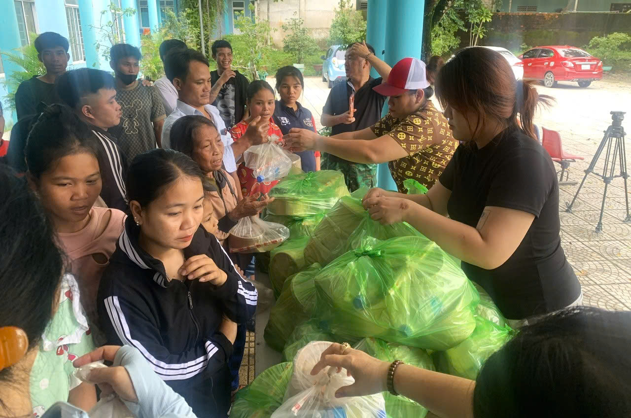 Những suất cơm nghĩa tình 'sưởi ấm' người dân vùng lũ- Ảnh 3. Những suất cơm nghĩa tình 'sưởi ấm' người dân vùng lũ- Ảnh 3.
