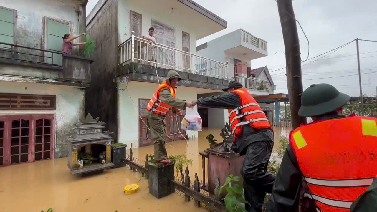 Những suất cơm nghĩa tình 'sưởi ấm' người dân vùng lũ- Ảnh 4. Những suất cơm nghĩa tình 'sưởi ấm' người dân vùng lũ- Ảnh 4.
