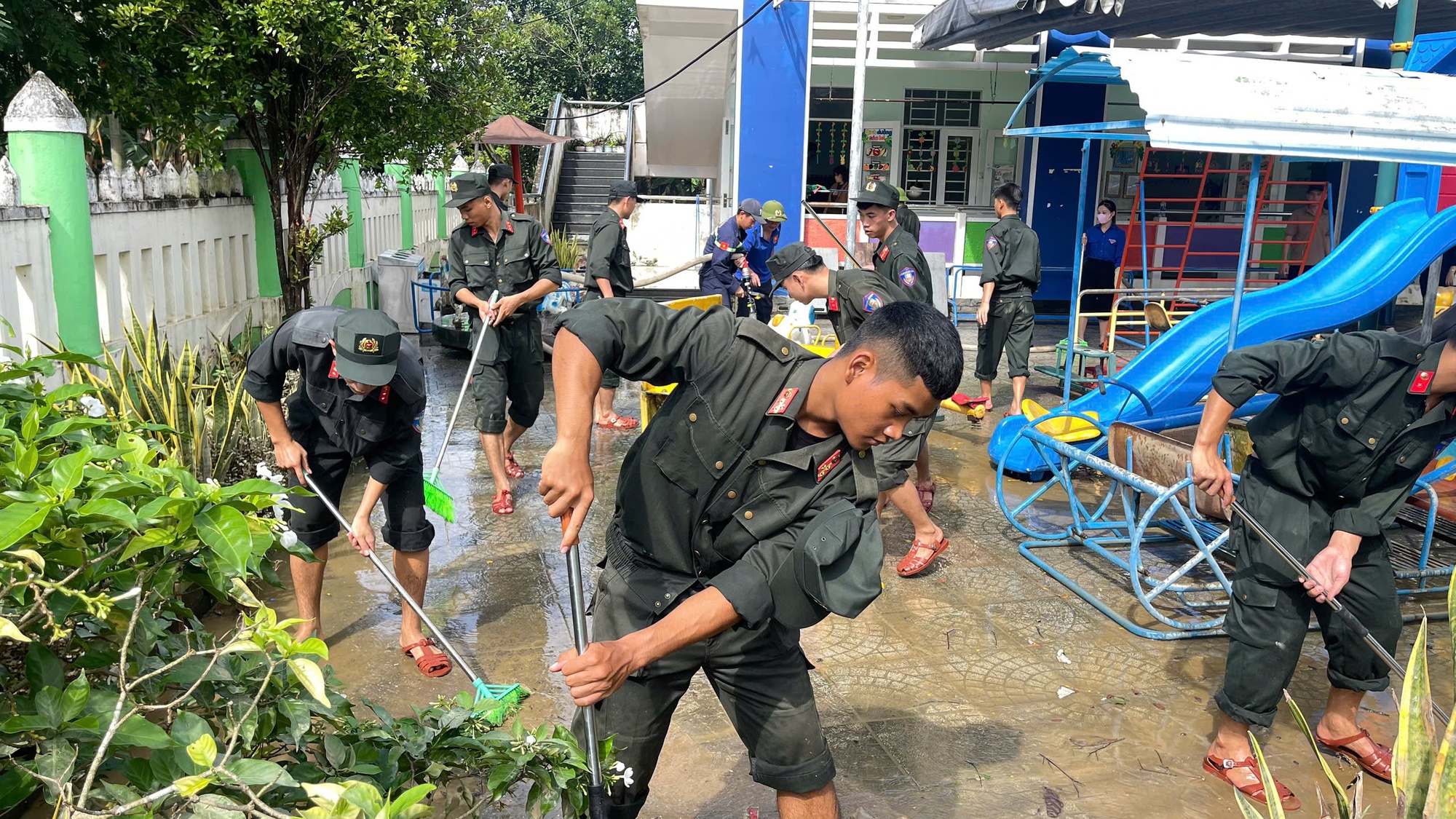 Huy động tối đa các lực lượng tại Đà Nẵng khắc phục hậu quả mưa lũ- Ảnh 3. Huy động tối đa các lực lượng tại Đà Nẵng khắc phục hậu quả mưa lũ- Ảnh 3.