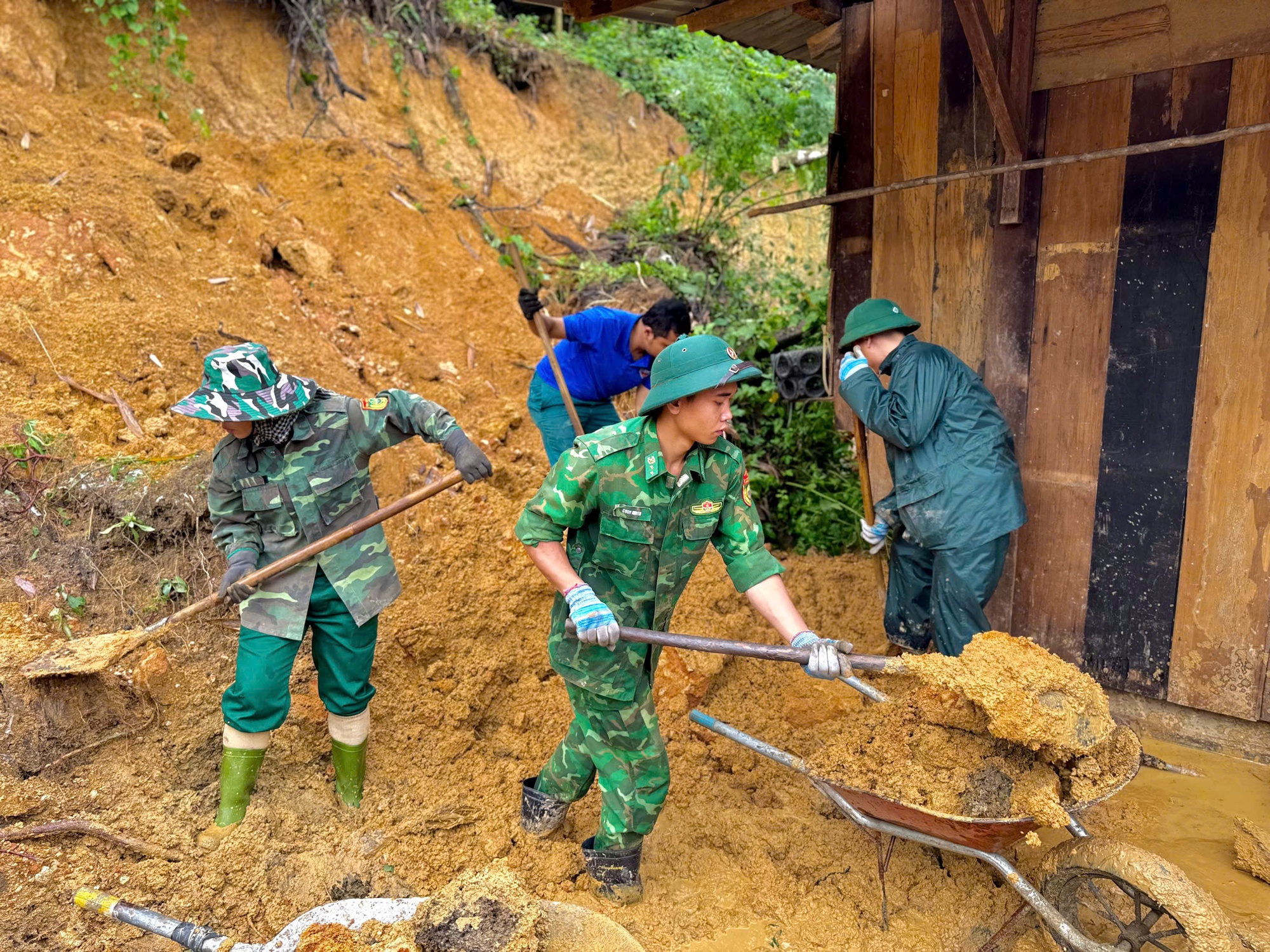Huy động tối đa các lực lượng tại Đà Nẵng khắc phục hậu quả mưa lũ- Ảnh 4. Huy động tối đa các lực lượng tại Đà Nẵng khắc phục hậu quả mưa lũ- Ảnh 4.