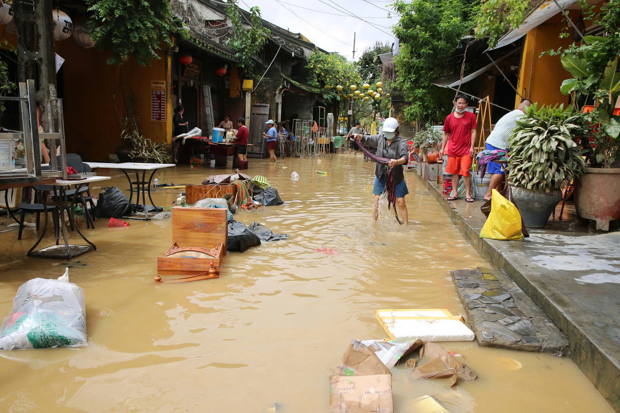 Chùm ảnh: Khắc phục hậu quả mưa lũ lịch sử tại Hội An- Ảnh 5. Chùm ảnh: Khắc phục hậu quả mưa lũ lịch sử tại Hội An- Ảnh 5.